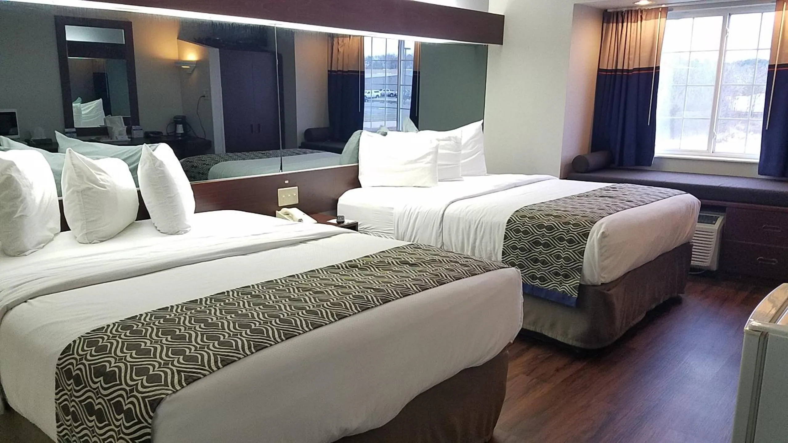 Bedroom, Bed in Microtel Inn & Suites by Wyndham London