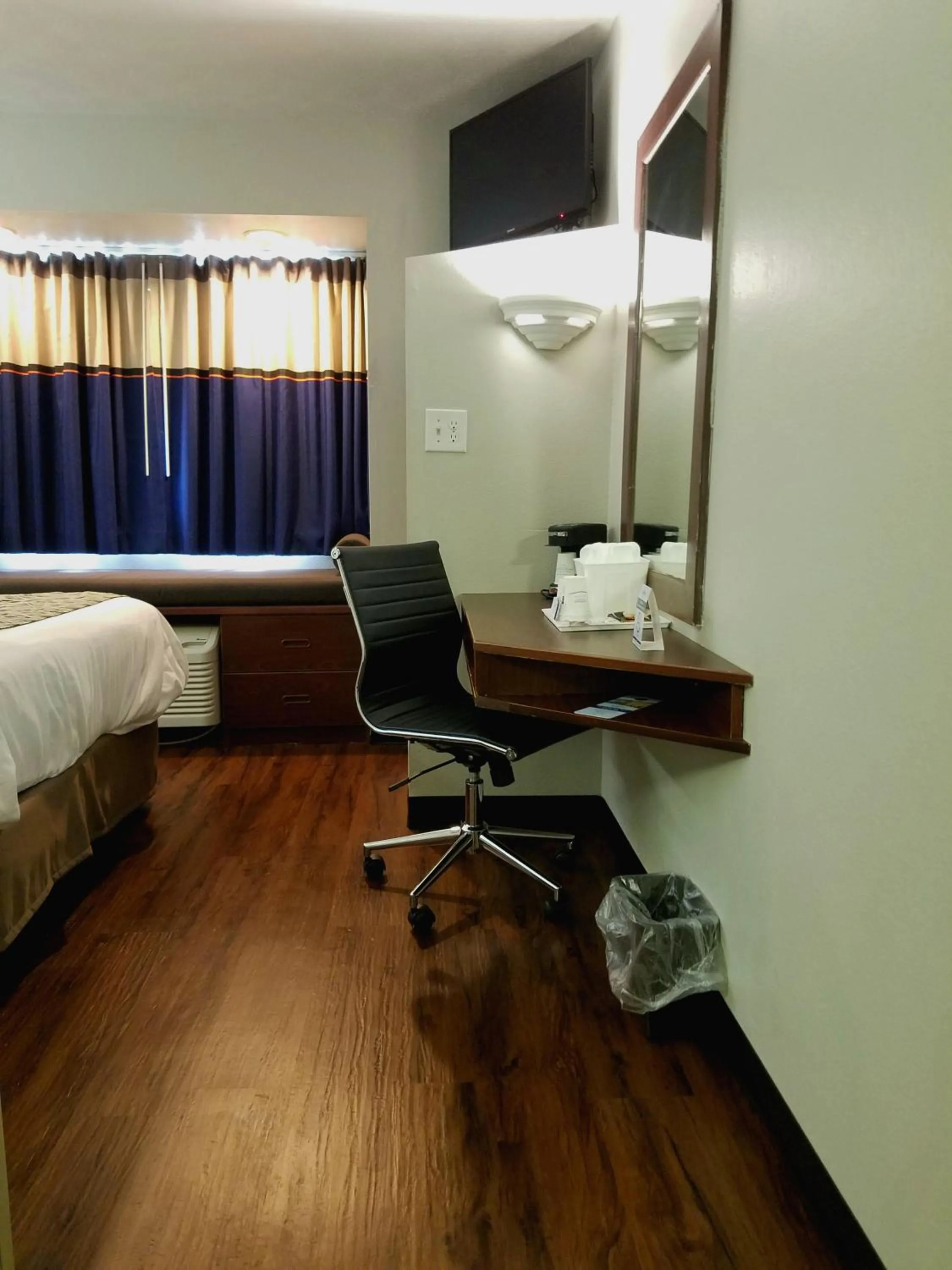 Photo of the whole room, Bed in Microtel Inn & Suites by Wyndham London