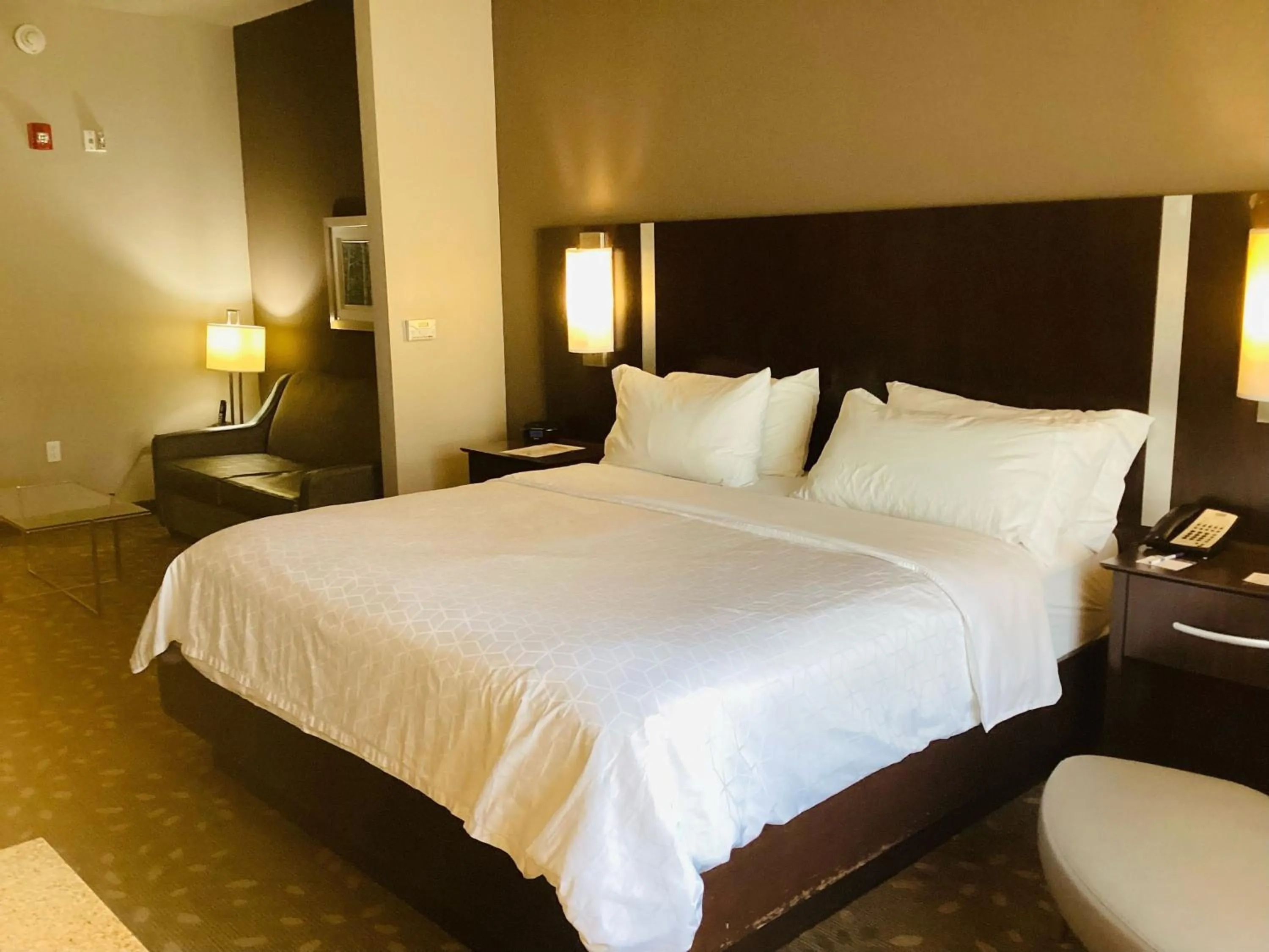 Photo of the whole room, Bed in Holiday Inn Express Hotel and Suites Saint Robert by IHG