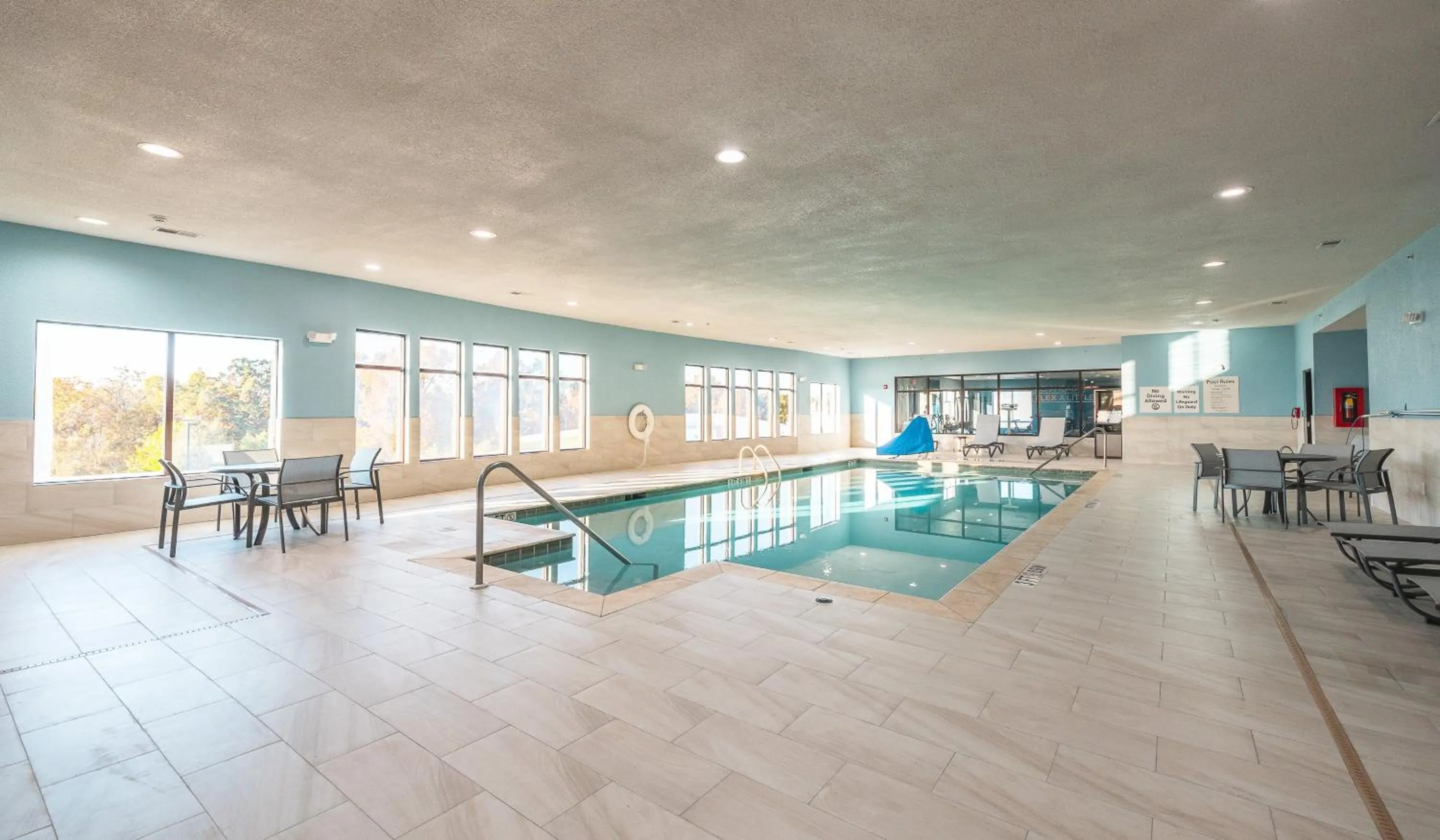 Swimming pool in Holiday Inn Express Hotel and Suites Saint Robert by IHG