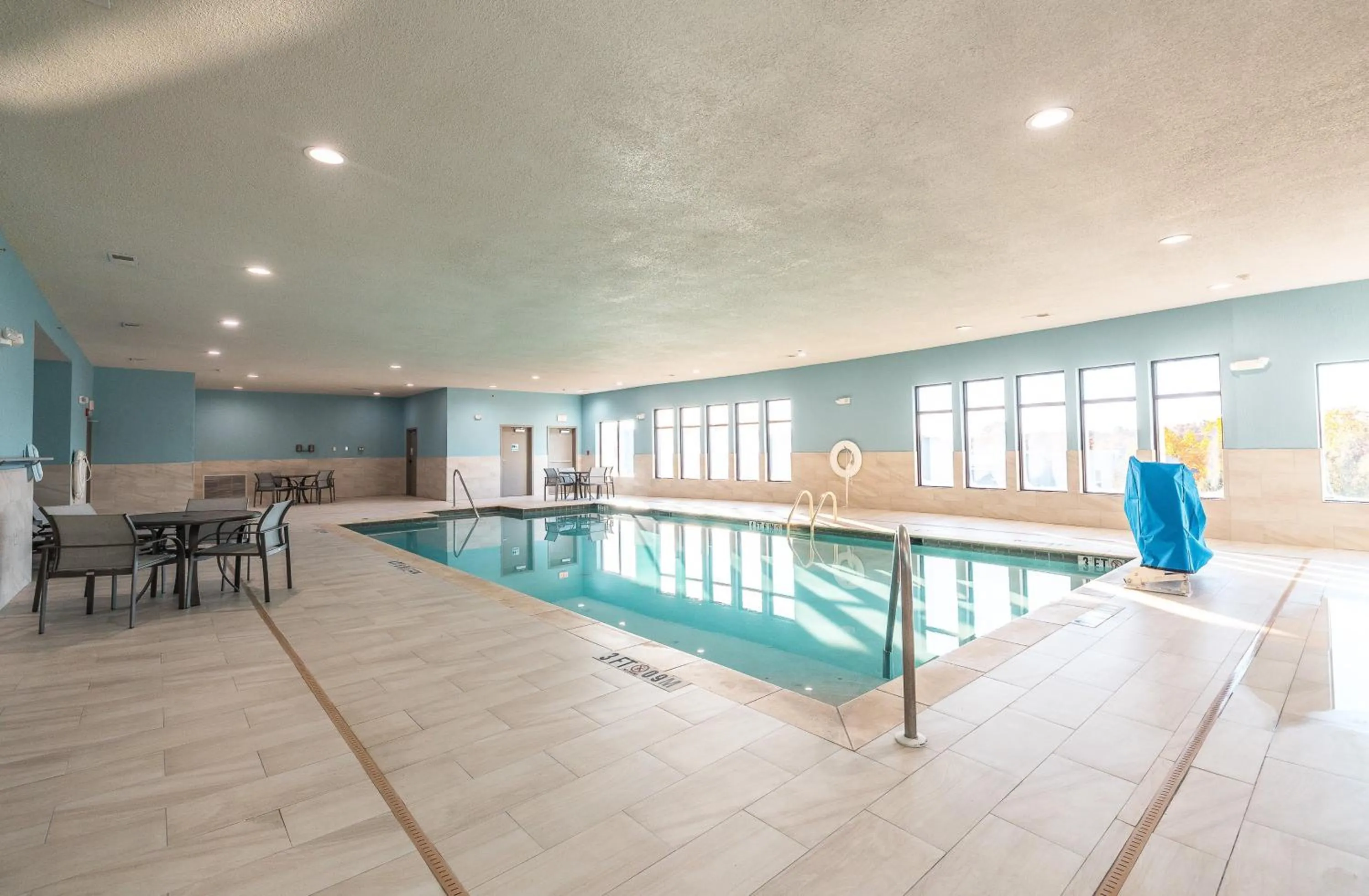 Swimming pool in Holiday Inn Express Hotel and Suites Saint Robert by IHG