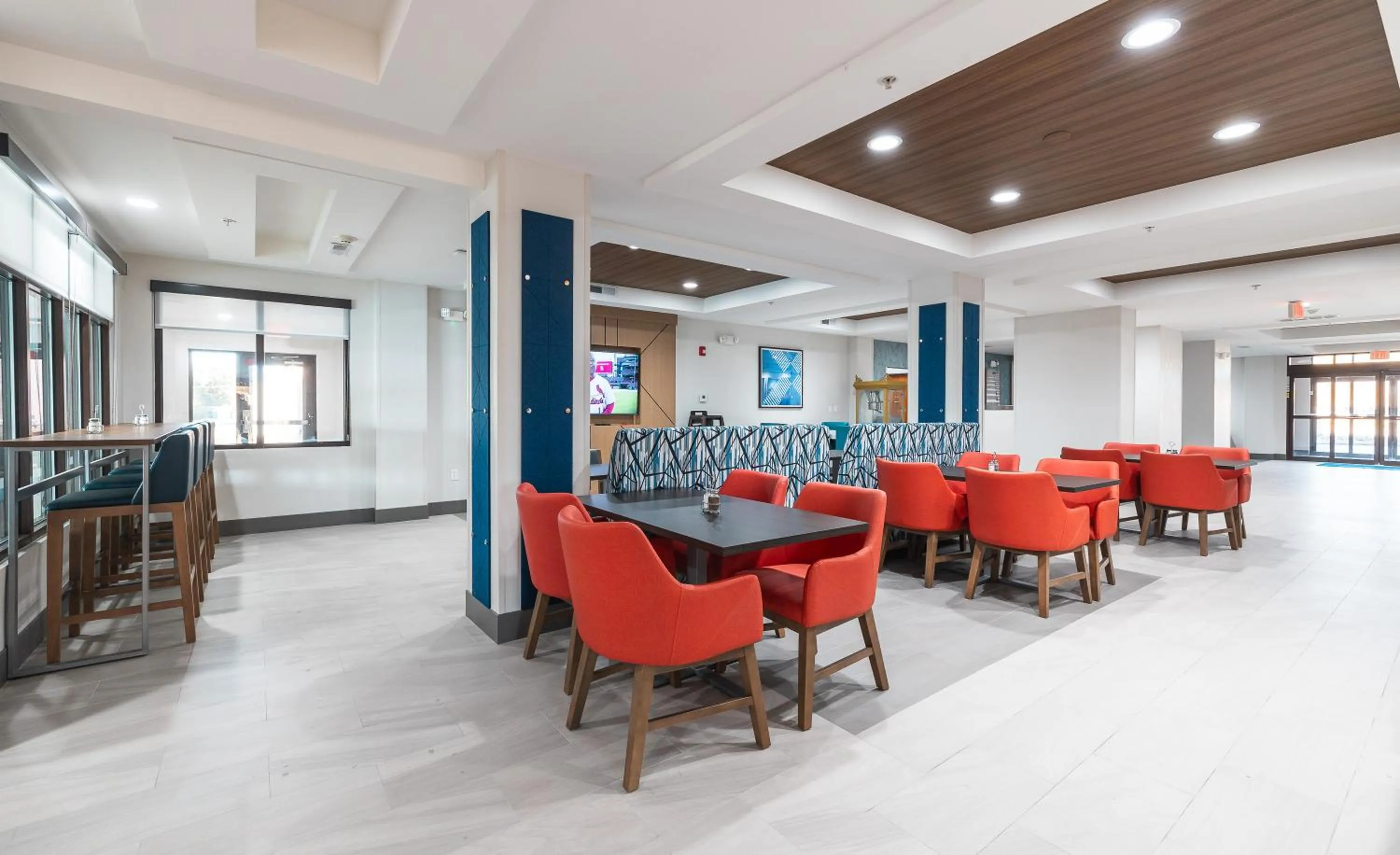 Dining area in Holiday Inn Express Hotel and Suites Saint Robert by IHG