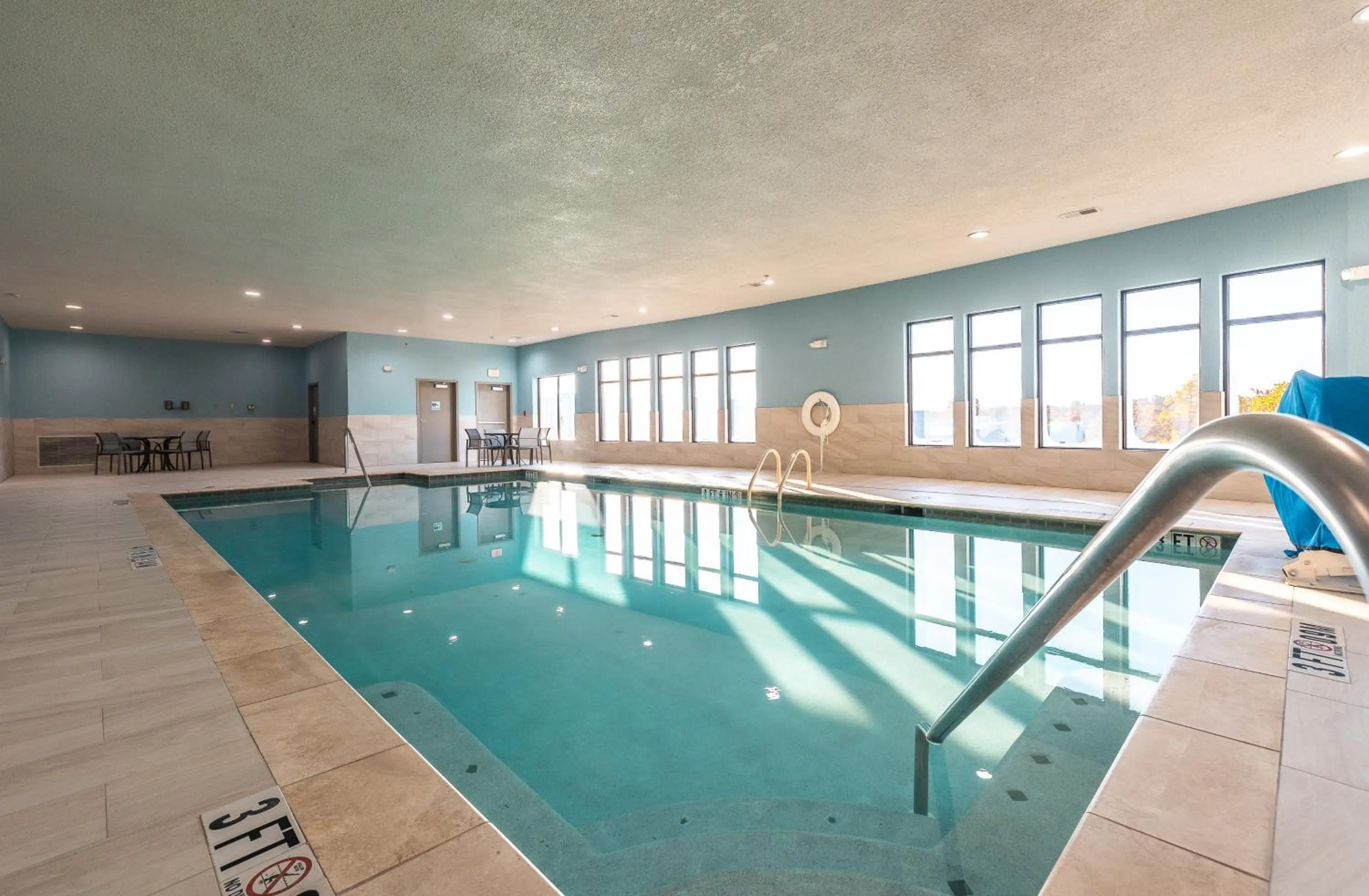 Swimming pool in Holiday Inn Express Hotel and Suites Saint Robert by IHG