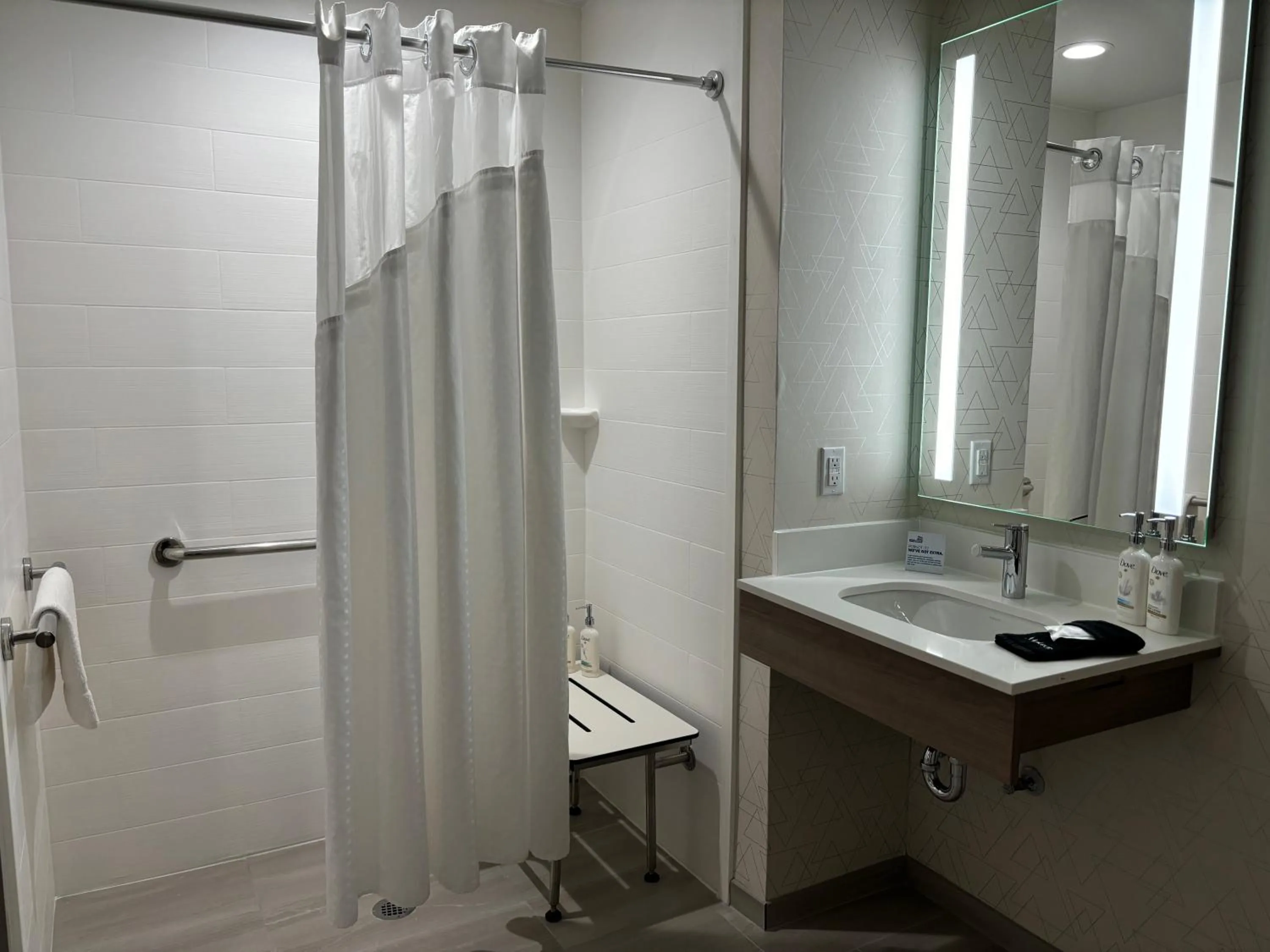 Shower in Holiday Inn Express Hotel and Suites Saint Robert by IHG