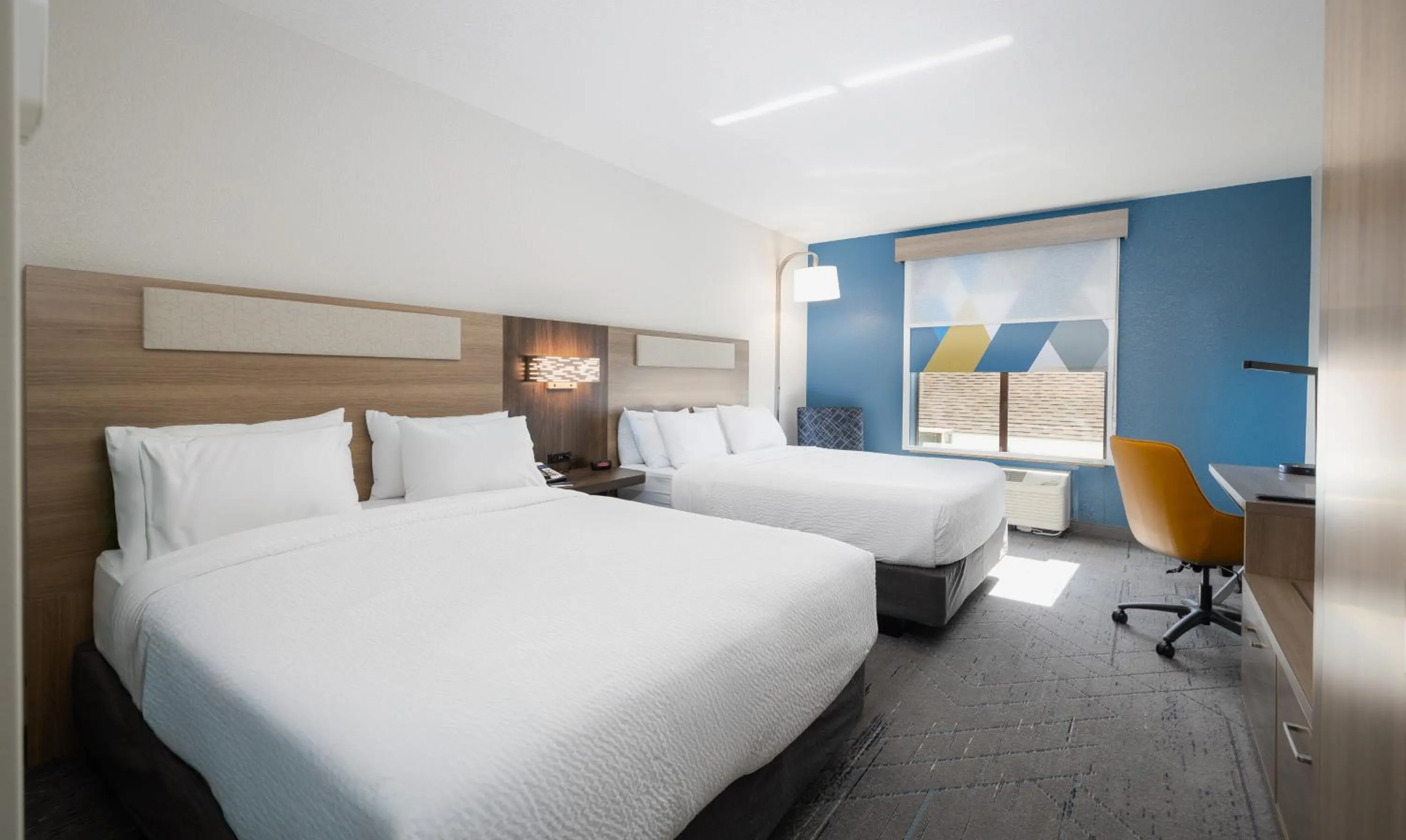 Photo of the whole room, Bed in Holiday Inn Express Hotel and Suites Saint Robert by IHG