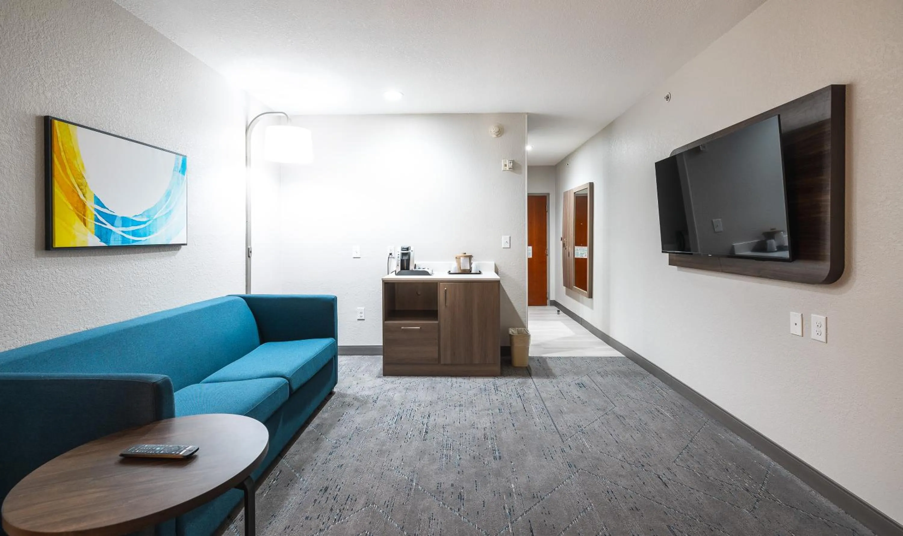 TV and multimedia in Holiday Inn Express Hotel and Suites Saint Robert by IHG