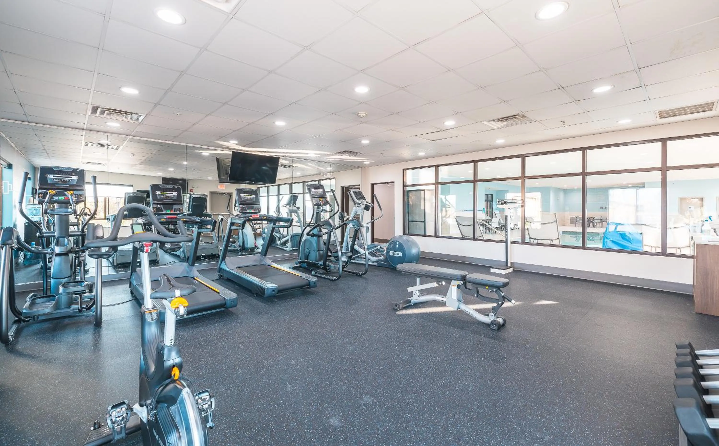 Fitness centre/facilities in Holiday Inn Express Hotel and Suites Saint Robert by IHG