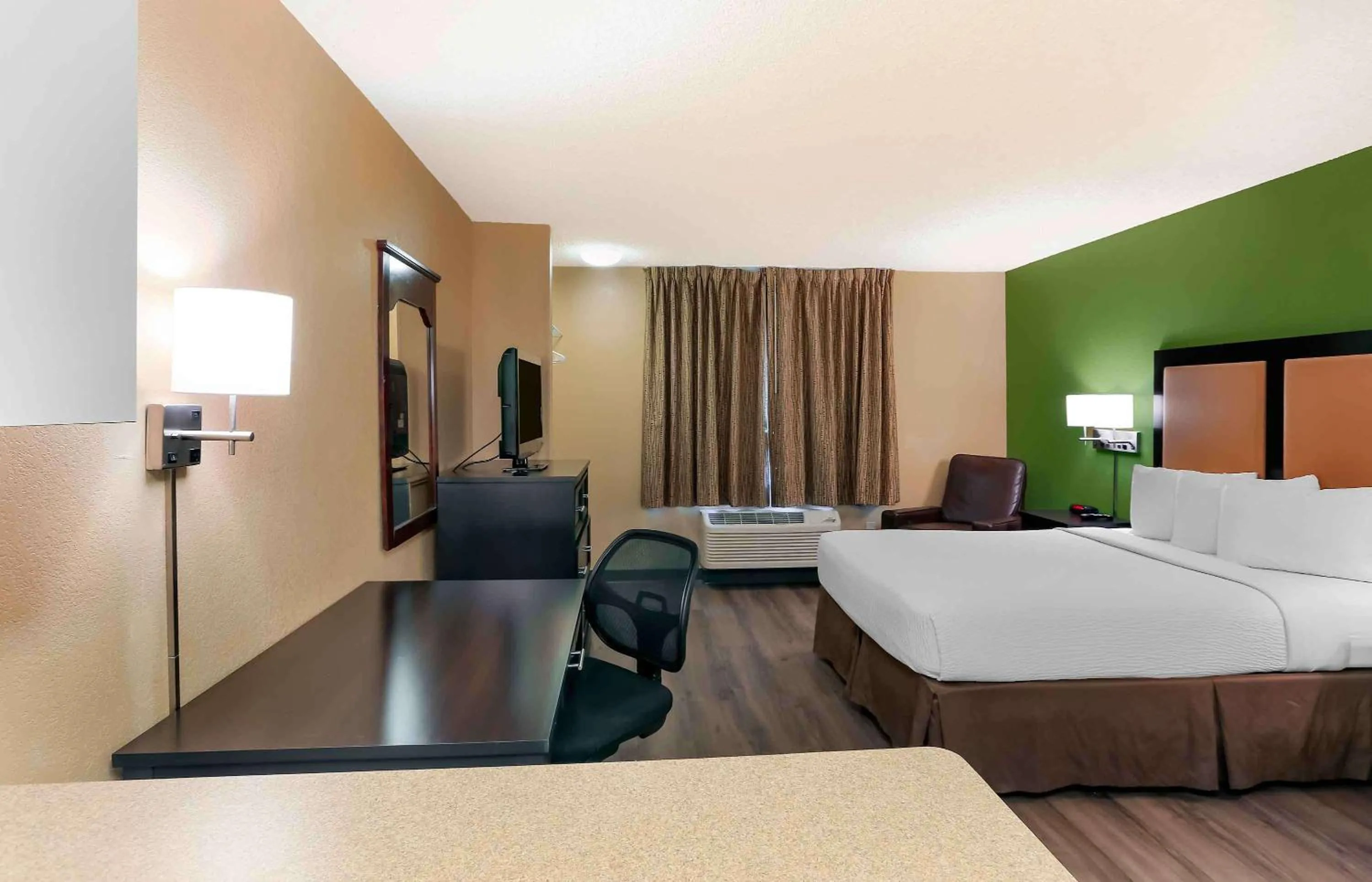 Bedroom, Bed in Extended Stay America Suites - Salt Lake City - West Valley Center