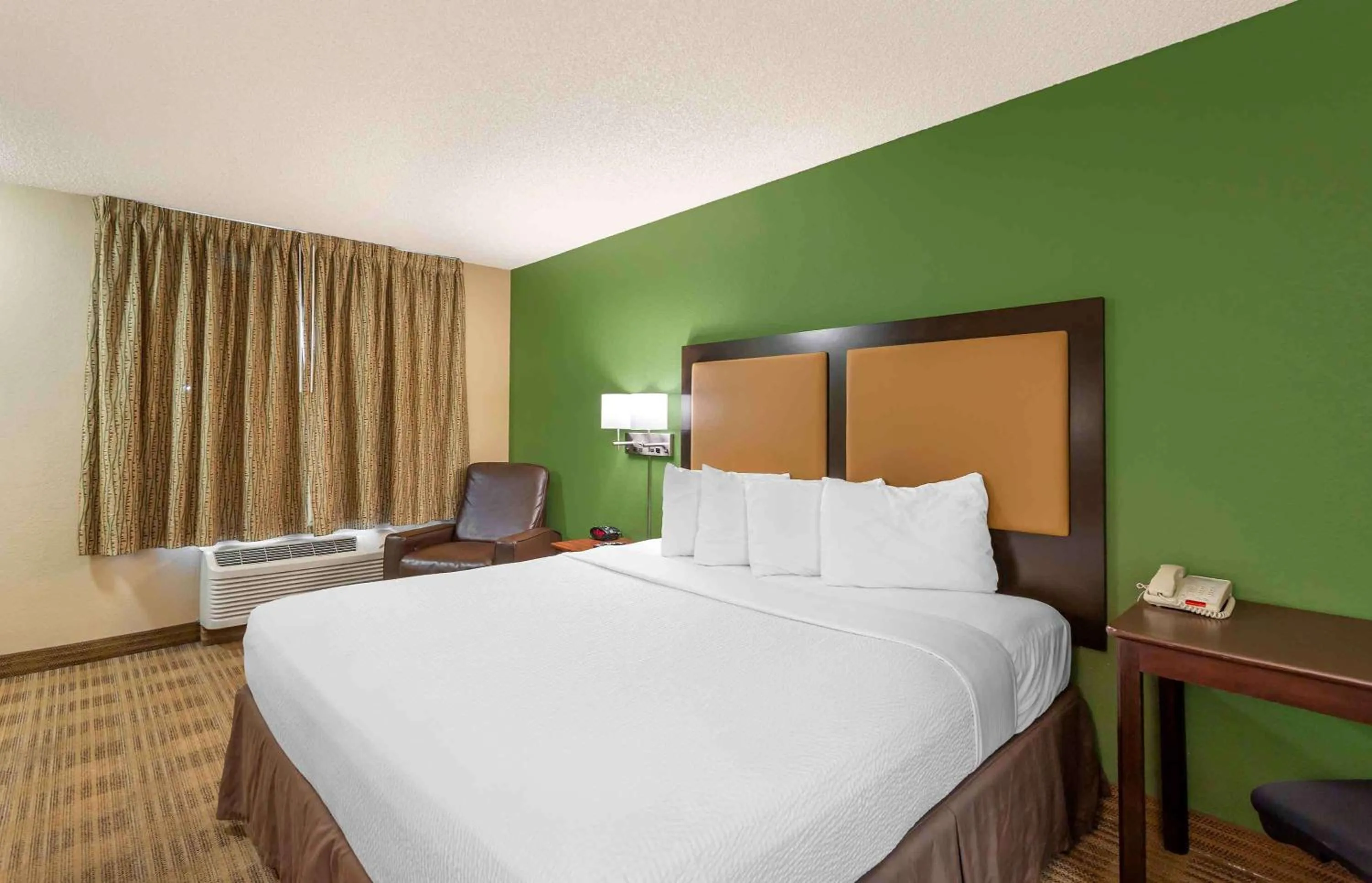 Bedroom, Bed in Extended Stay America Suites - Salt Lake City - West Valley Center