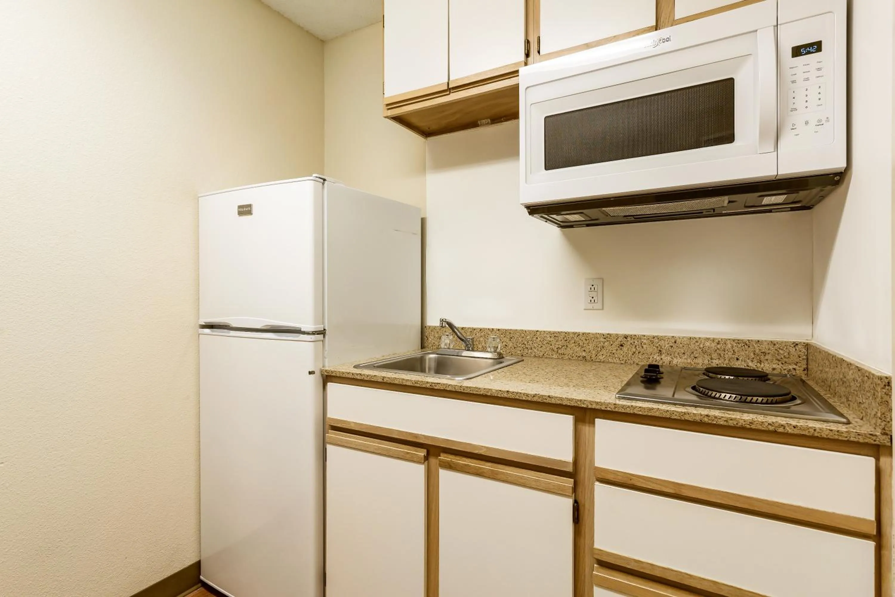 Photo of the whole room, Kitchen/Kitchenette in HomeTowne Studios by Red Roof Salt Lake City - Mid Valley