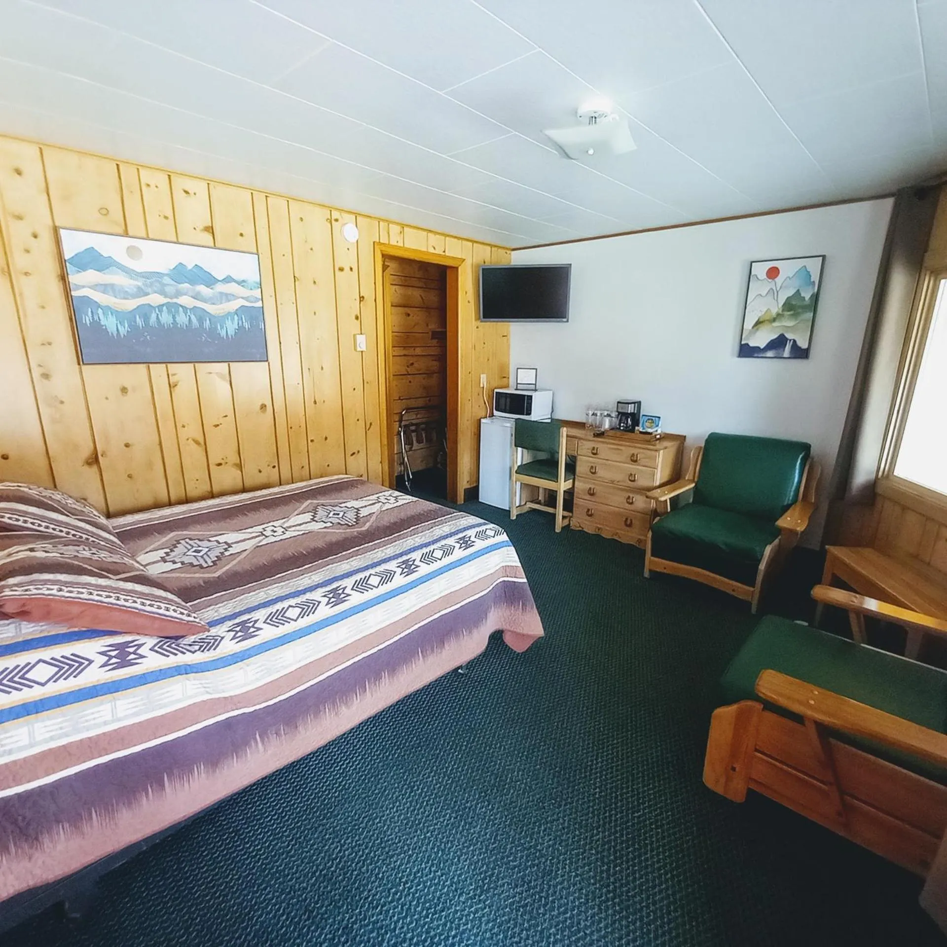 Photo of the whole room in Lone Eagle Lodge