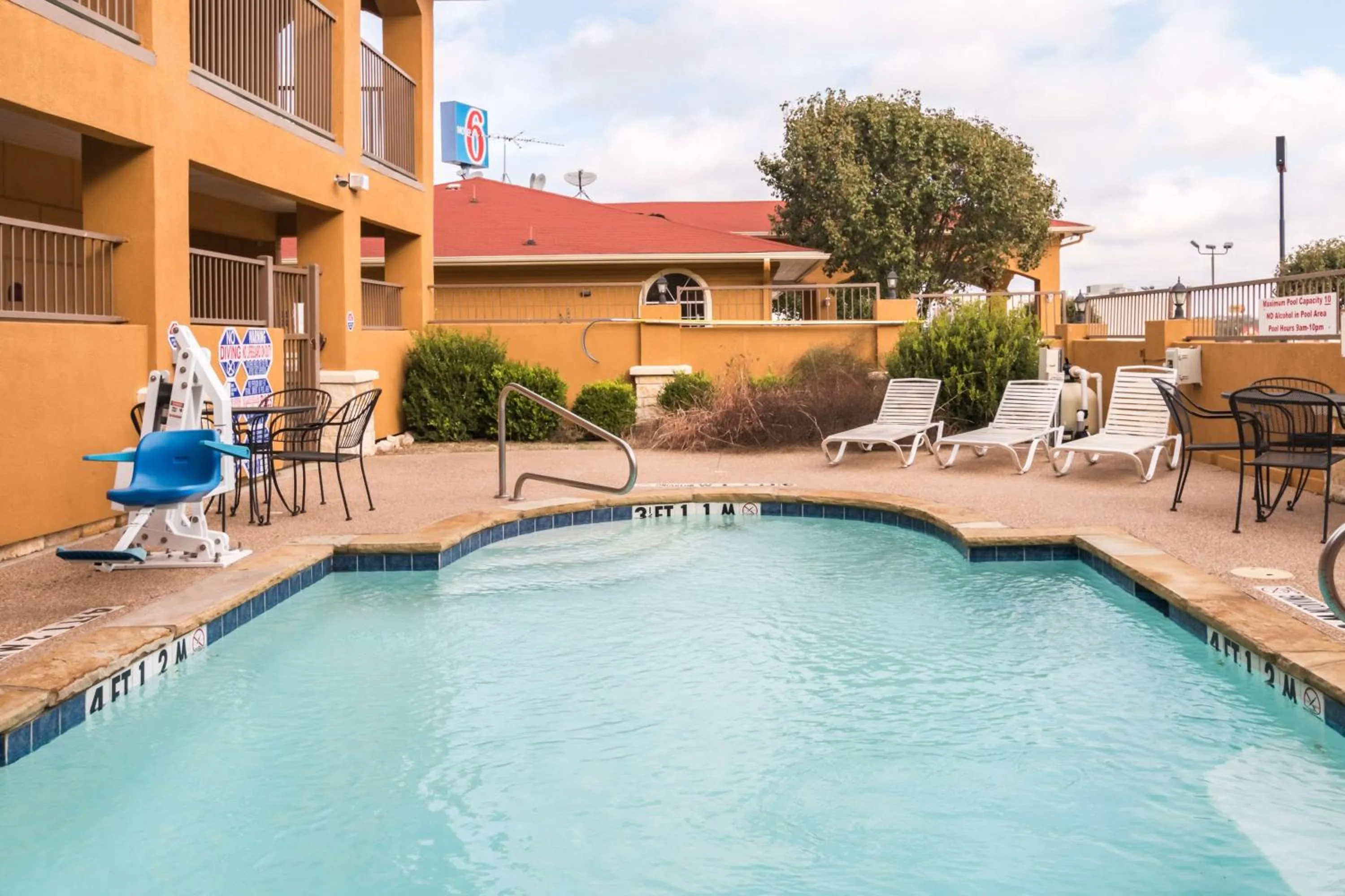 Pool view in Motel 6 Alvarado TX