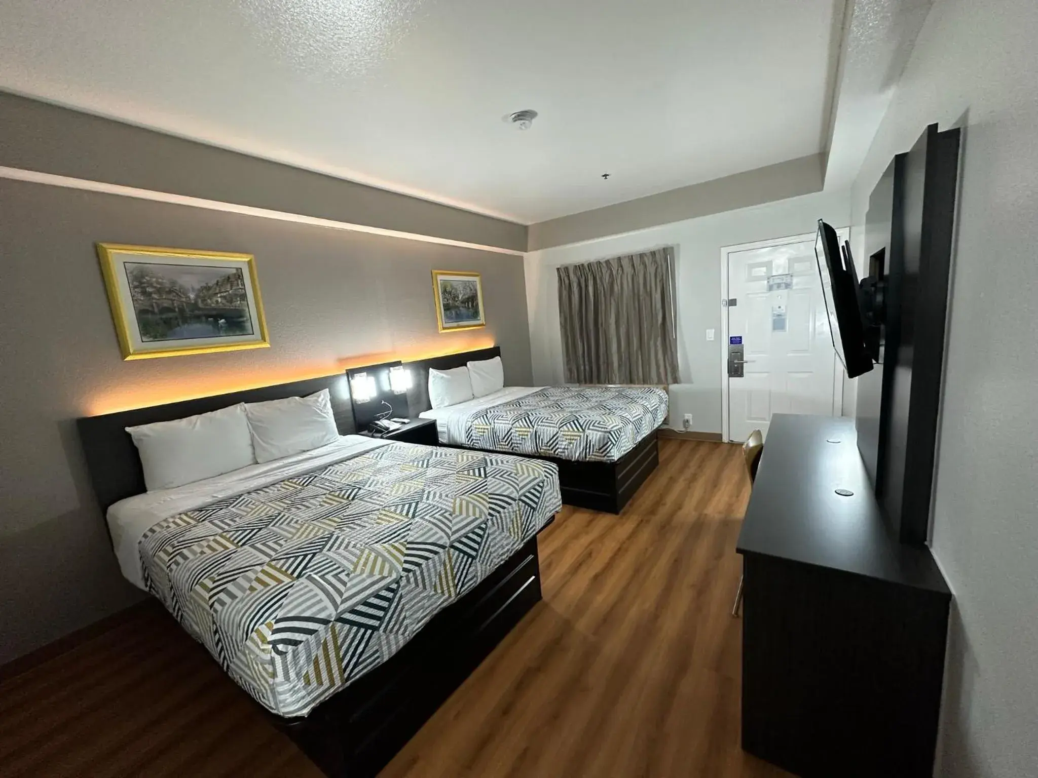 Queen Room with Two Queen Beds - Disability Access - Roll In Shower in Motel 6 Alvarado TX Queen Room with Two Queen Beds - Disability Access - Roll In Shower in Motel 6 Alvarado TX