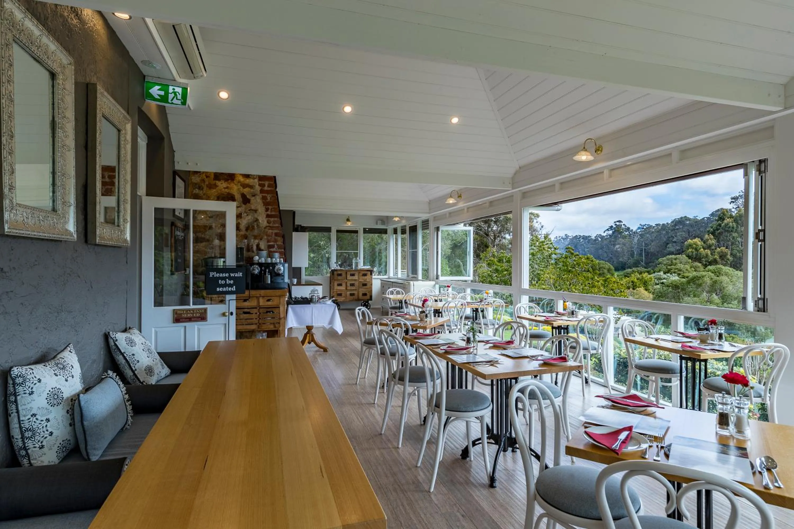 Restaurant/places to eat in Grand Mercure Basildene Manor