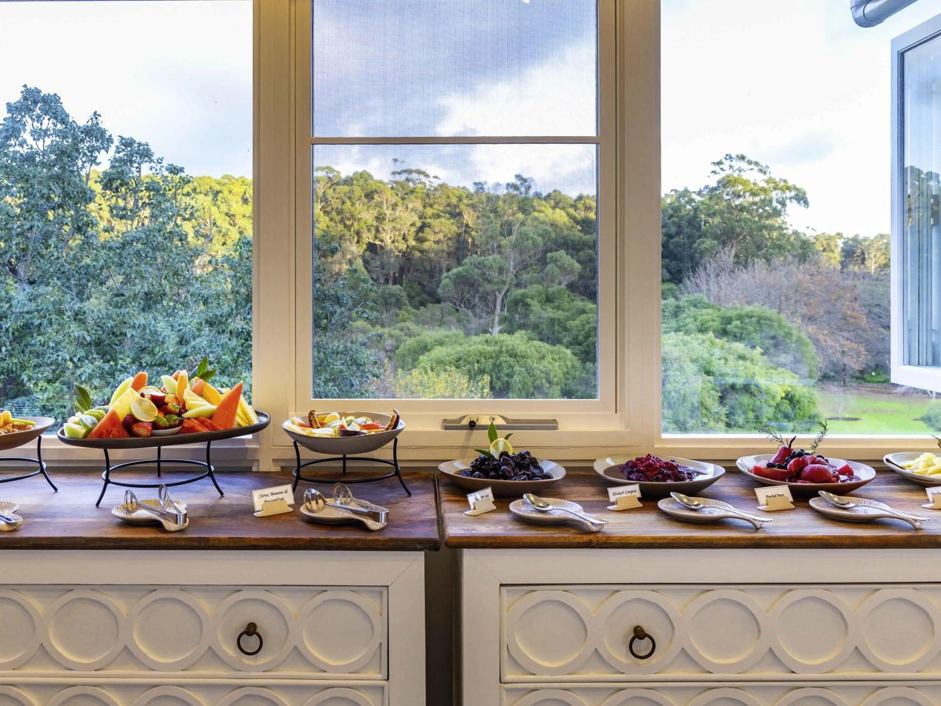 Restaurant/places to eat in Grand Mercure Basildene Manor