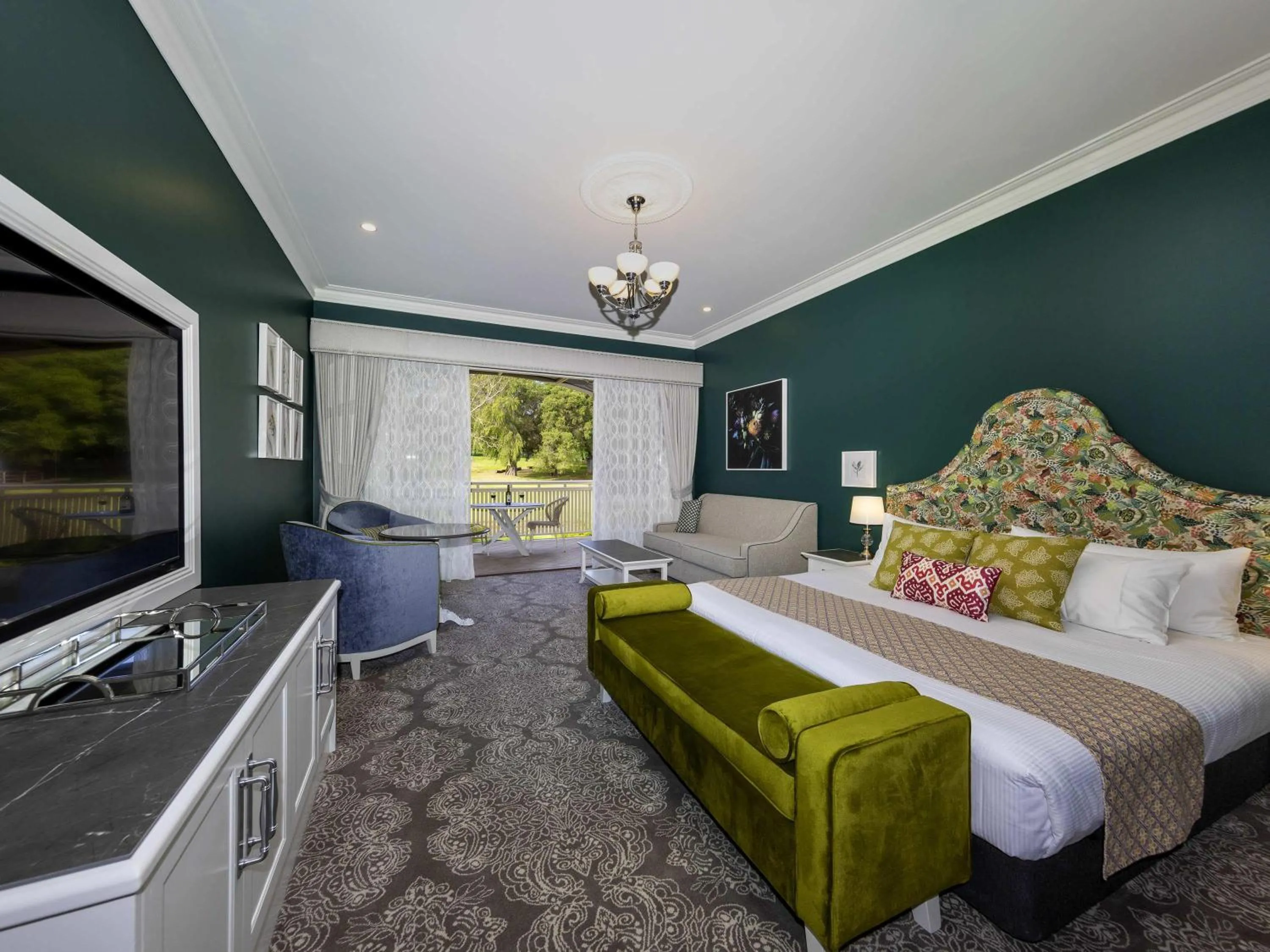 Bedroom, Bed in Grand Mercure Basildene Manor