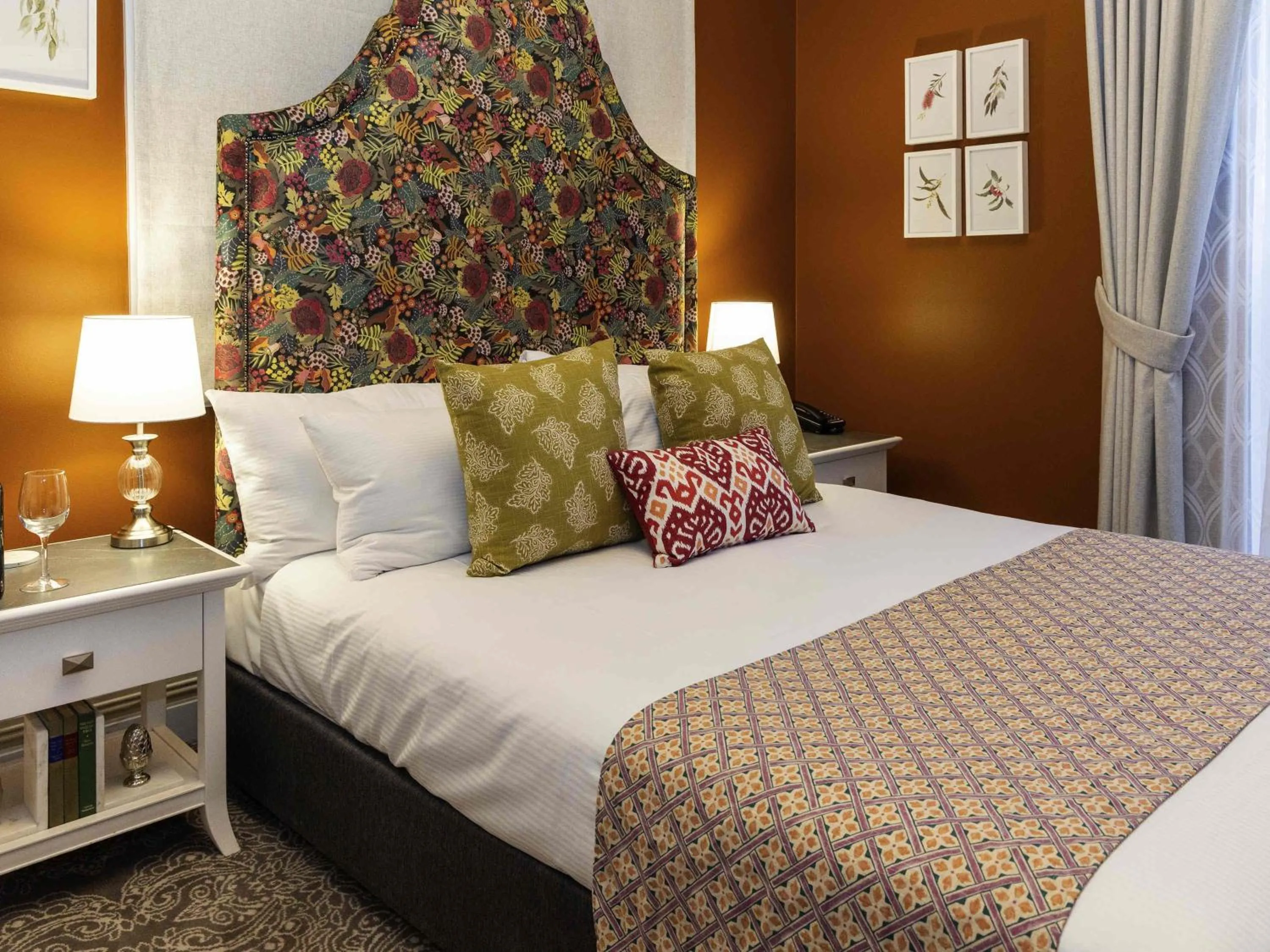 Bedroom, Bed in Grand Mercure Basildene Manor