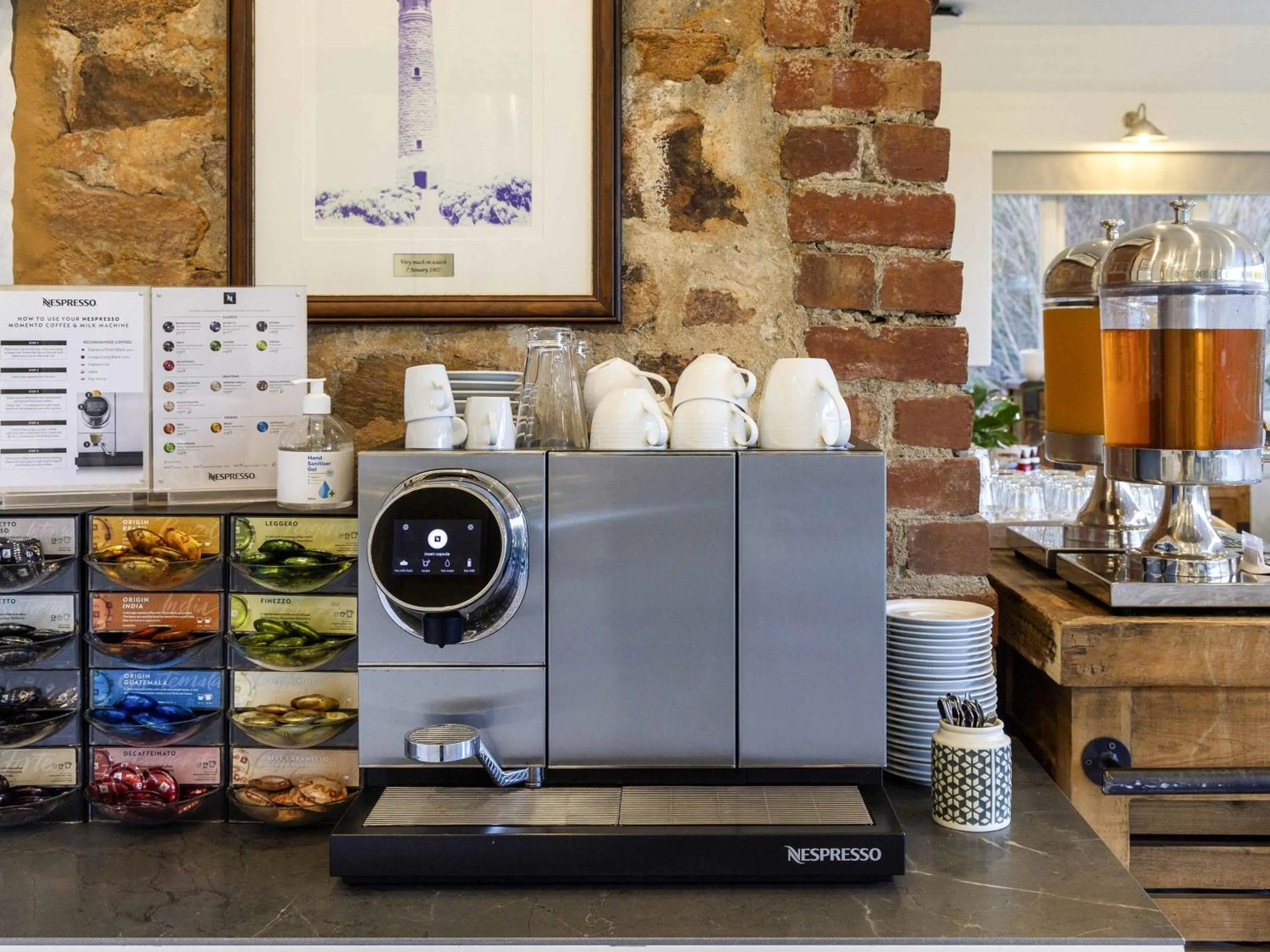 Restaurant/places to eat in Grand Mercure Basildene Manor