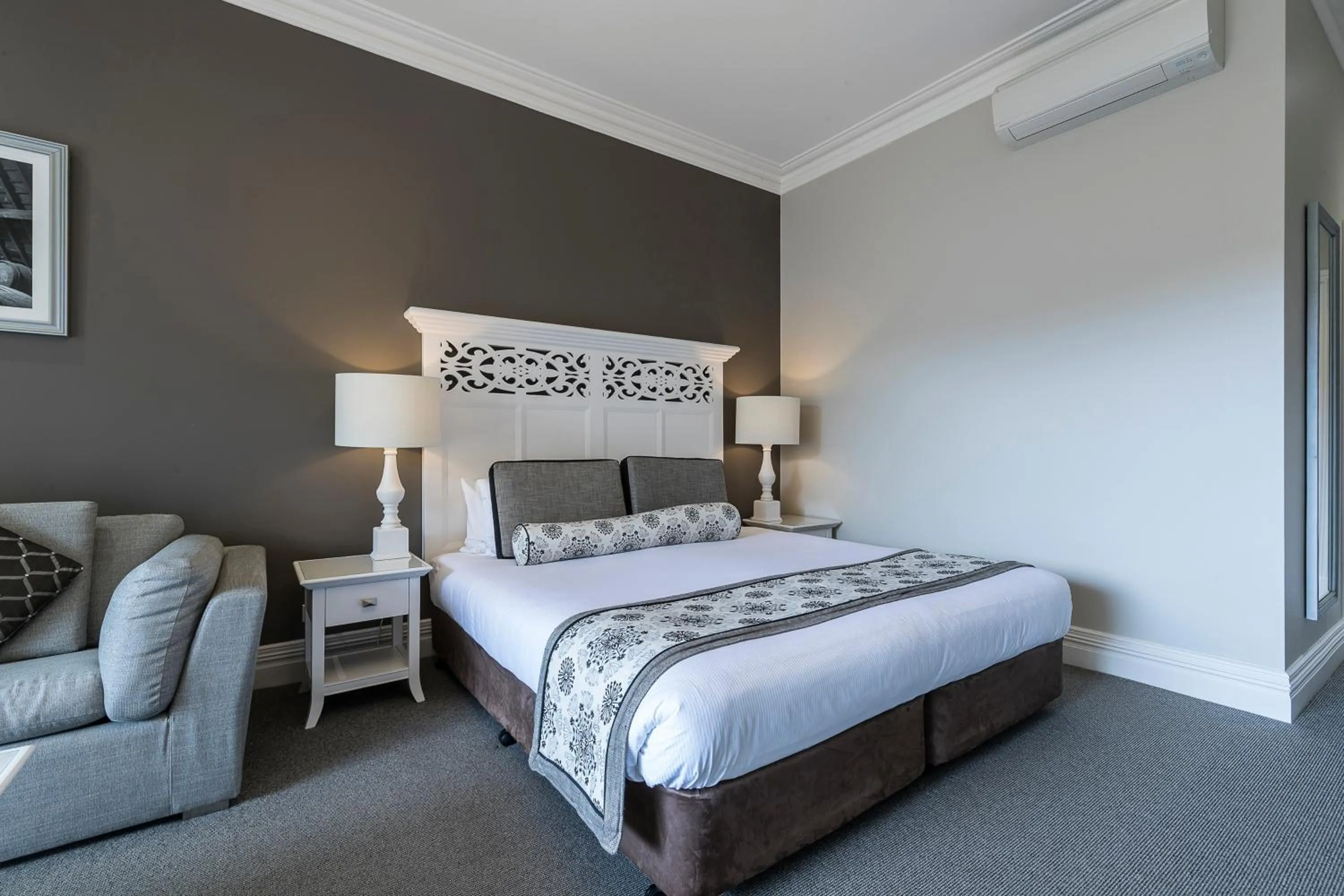 Bed in Grand Mercure Basildene Manor