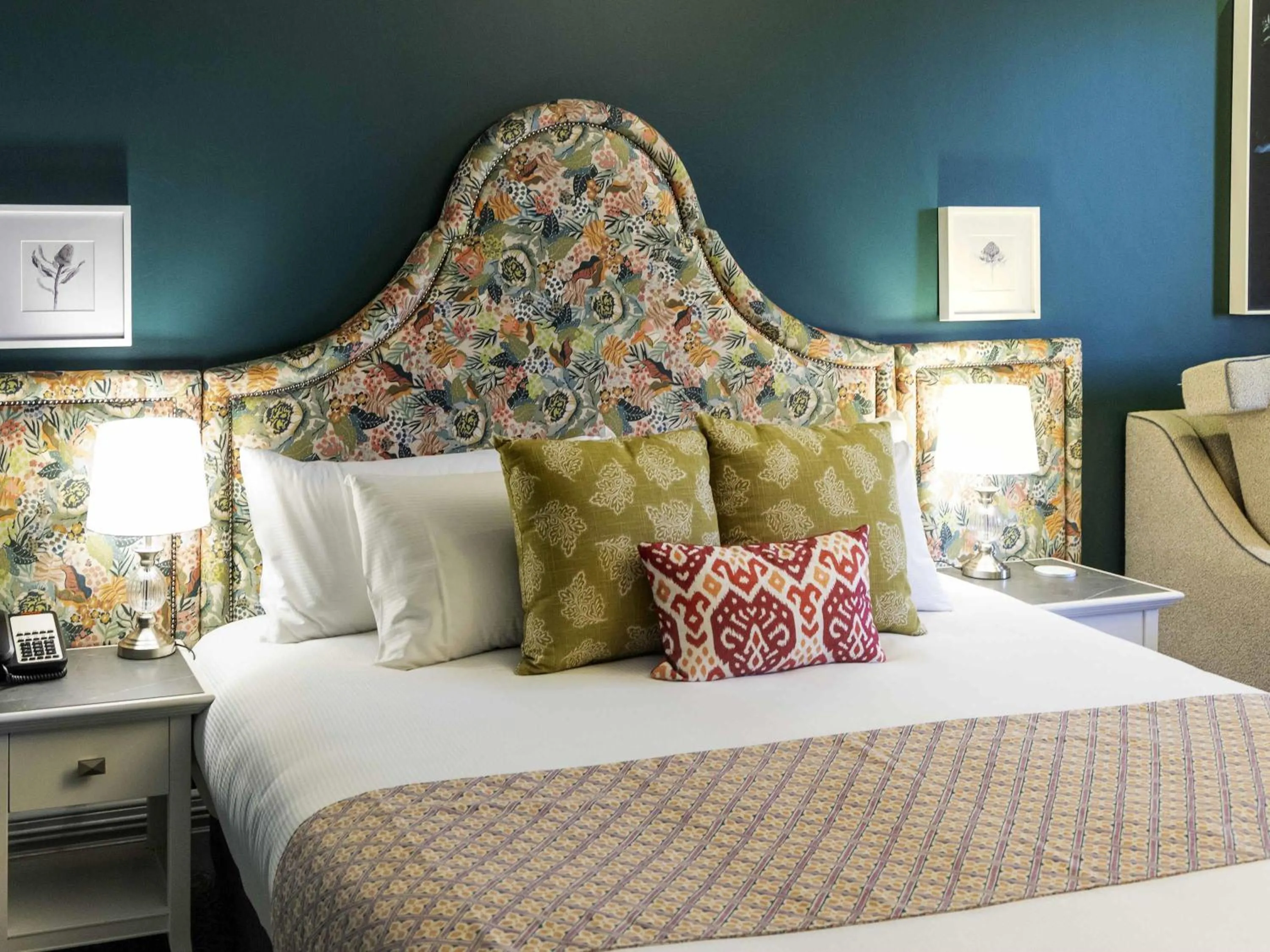 Bedroom, Bed in Grand Mercure Basildene Manor