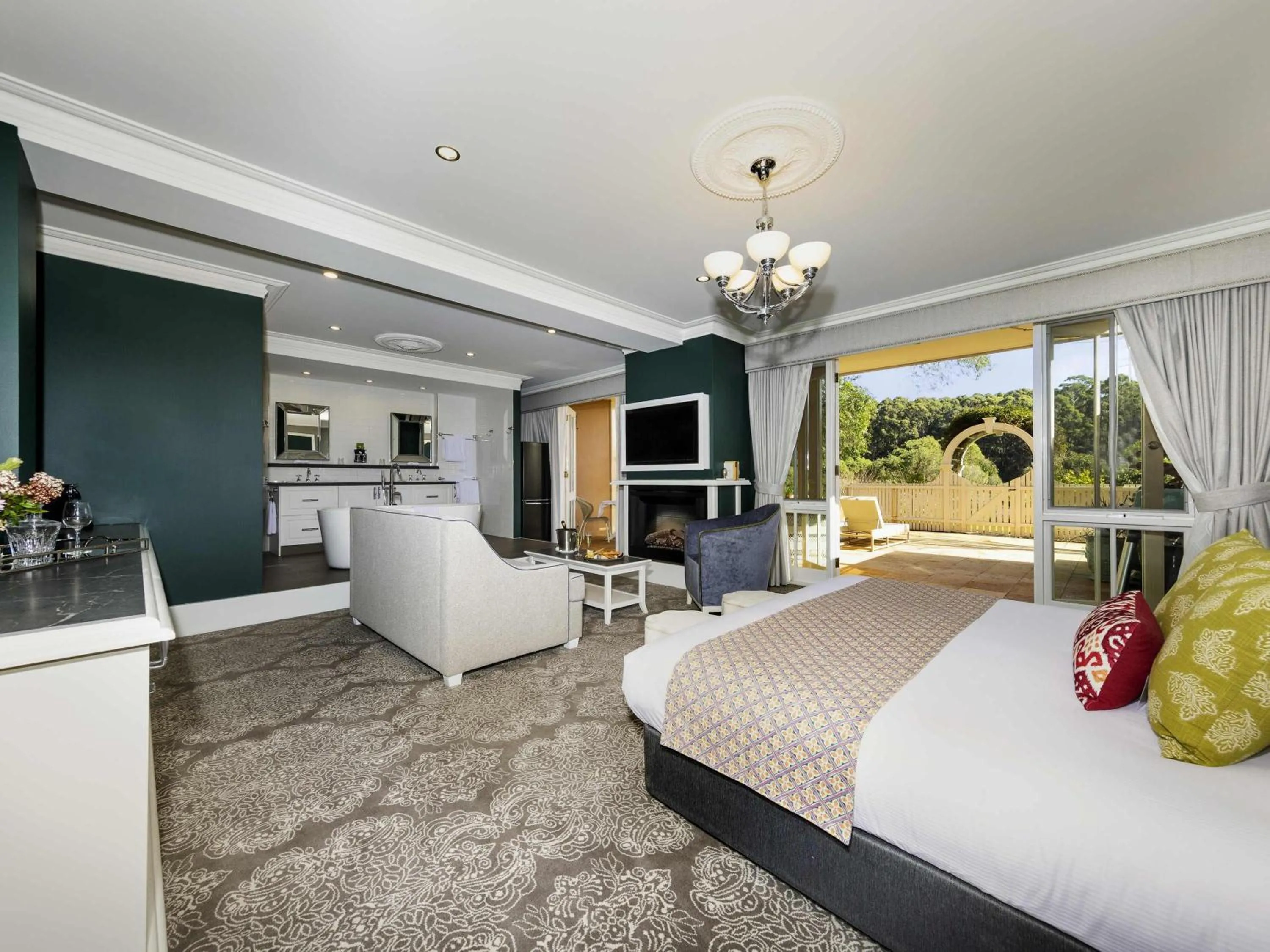 Photo of the whole room, Bed in Grand Mercure Basildene Manor