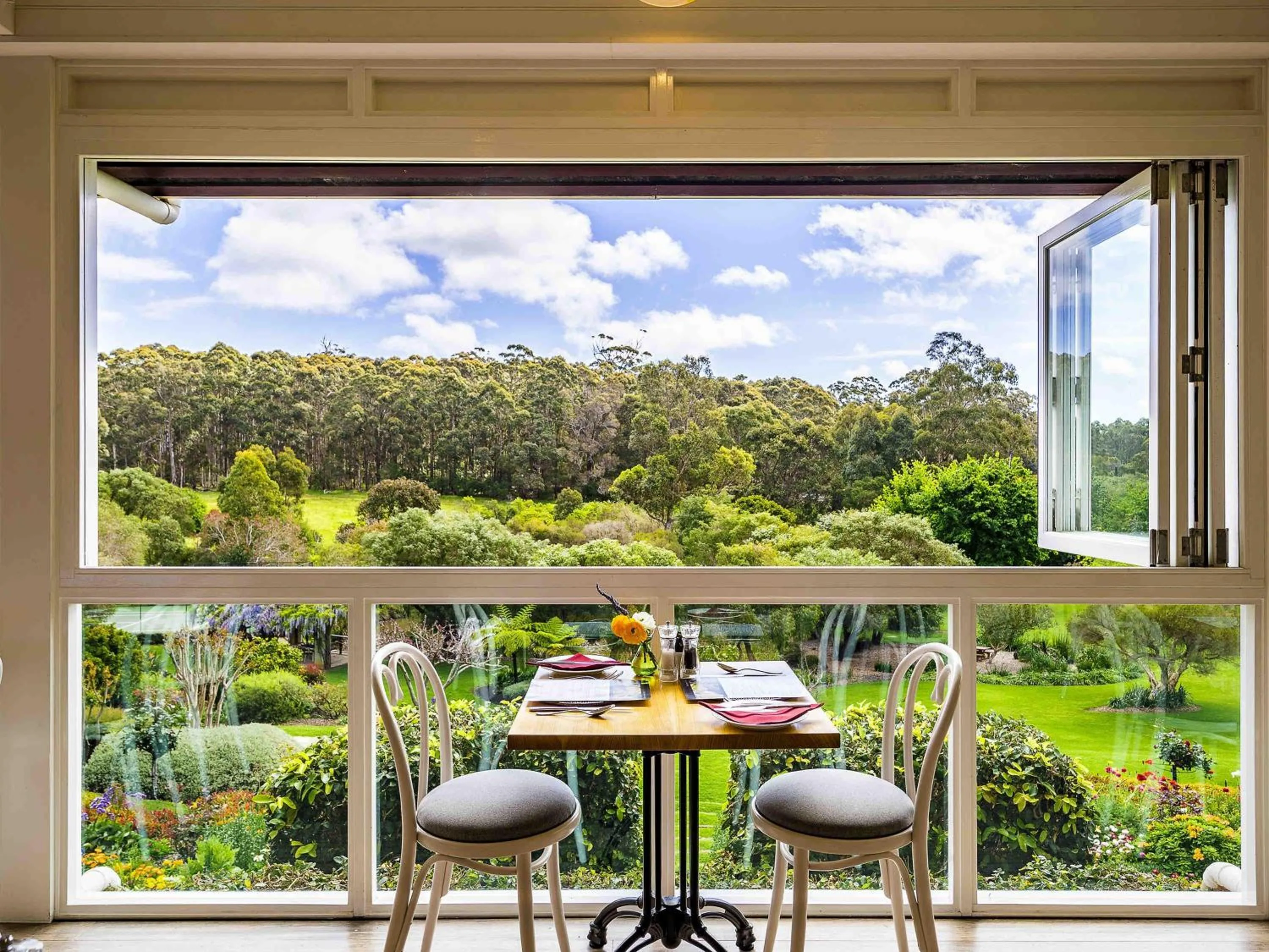 Restaurant/places to eat in Grand Mercure Basildene Manor