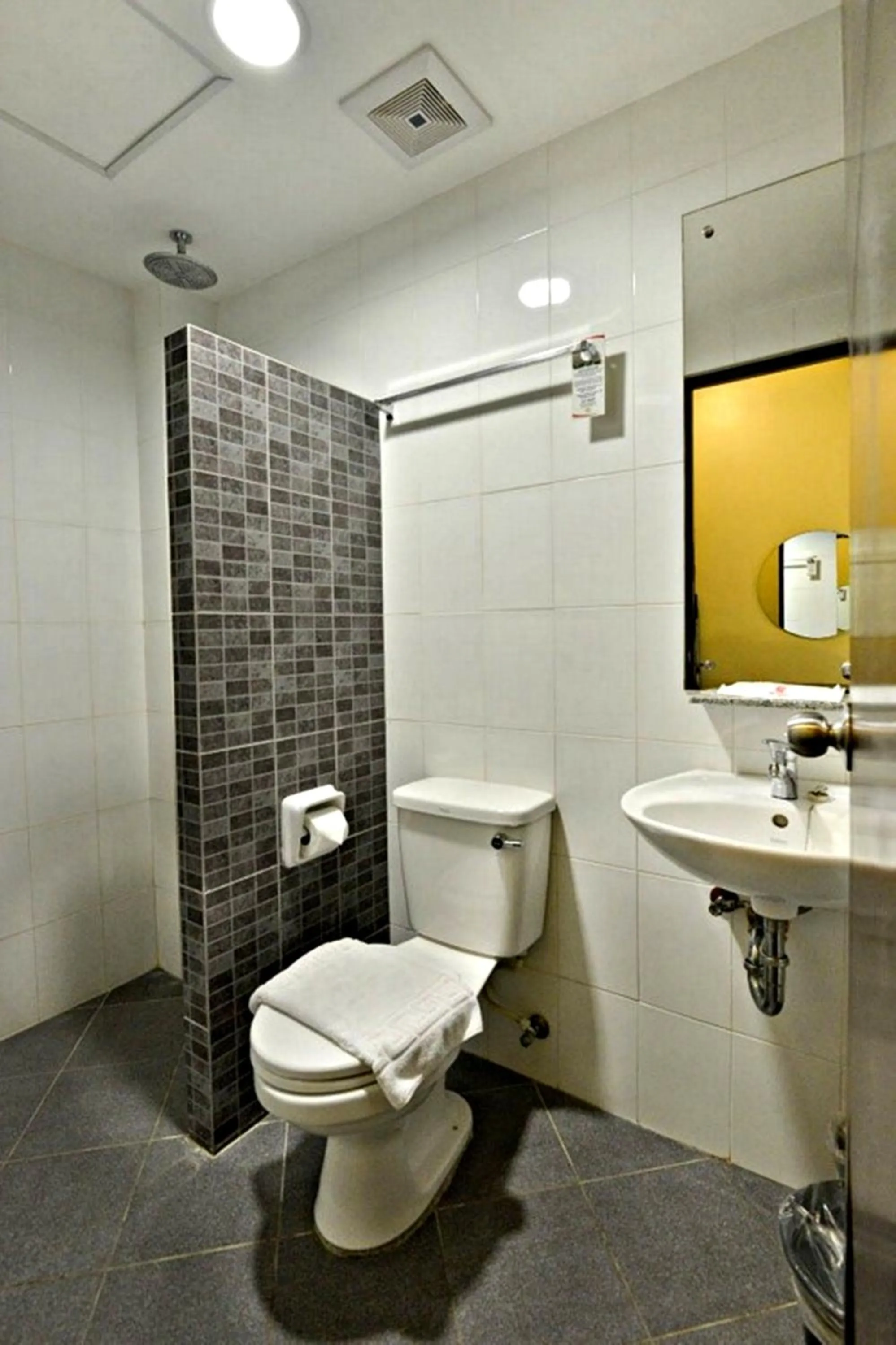 Bathroom in Express Inn Cebu Mabolo