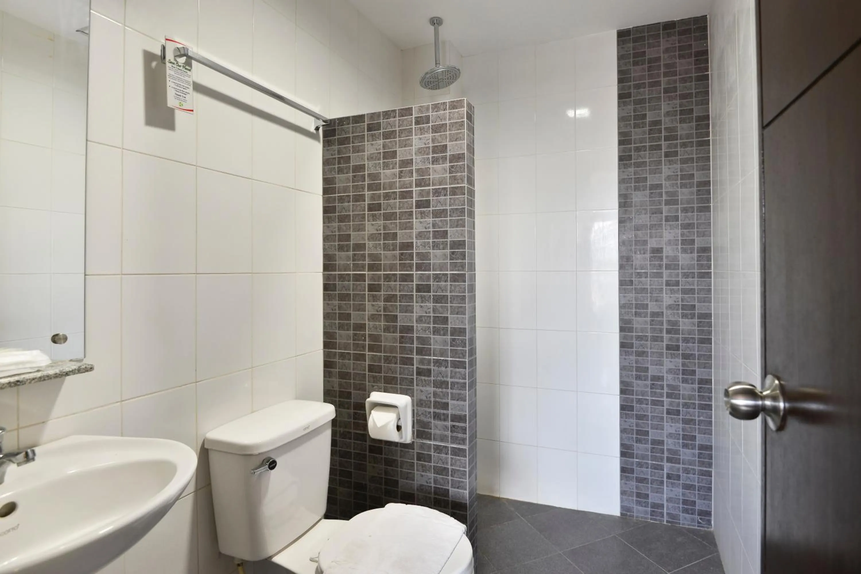 Bathroom in Express Inn Cebu Mabolo