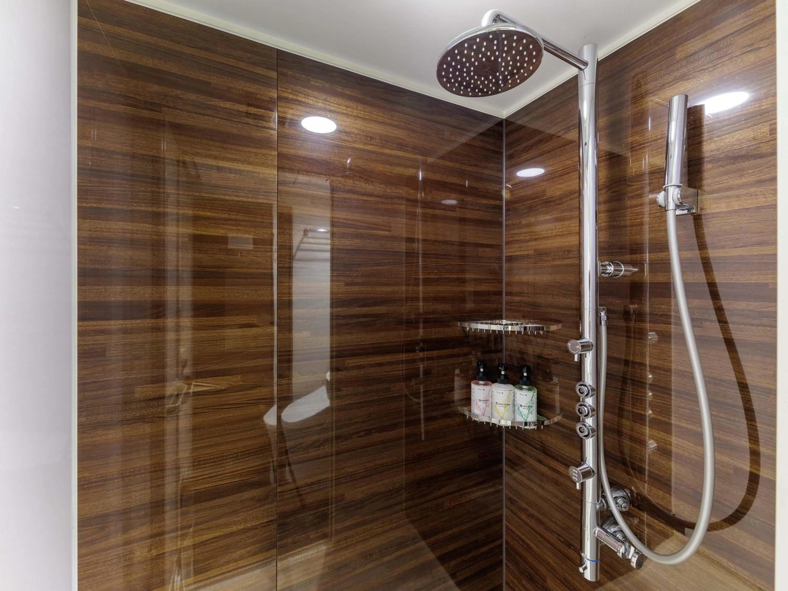 Shower in Nishitetsu Hotel Croom Hakata