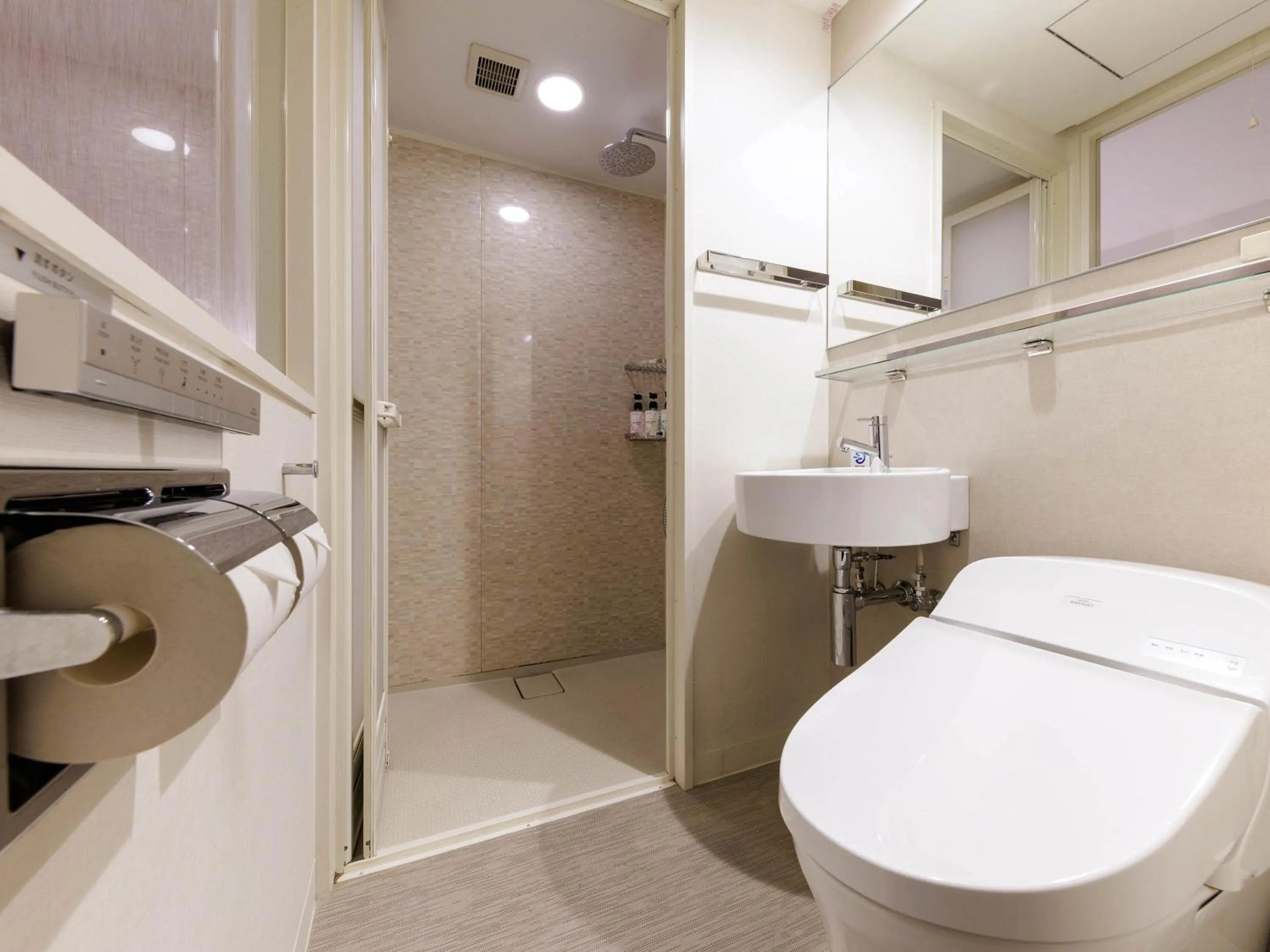 Shower in Nishitetsu Hotel Croom Hakata