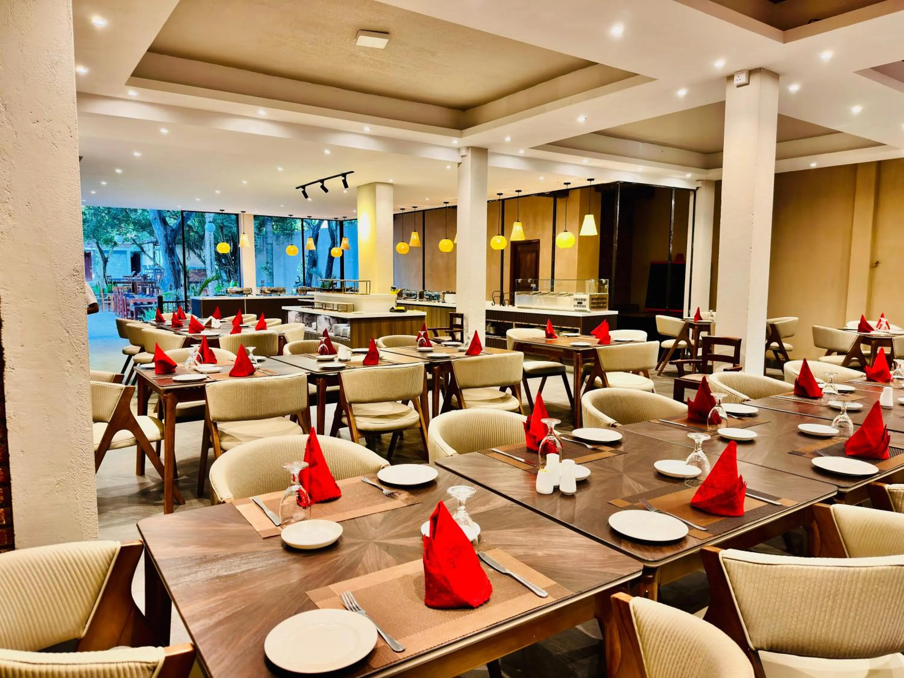 Restaurant/places to eat in Hotel Alakamanda