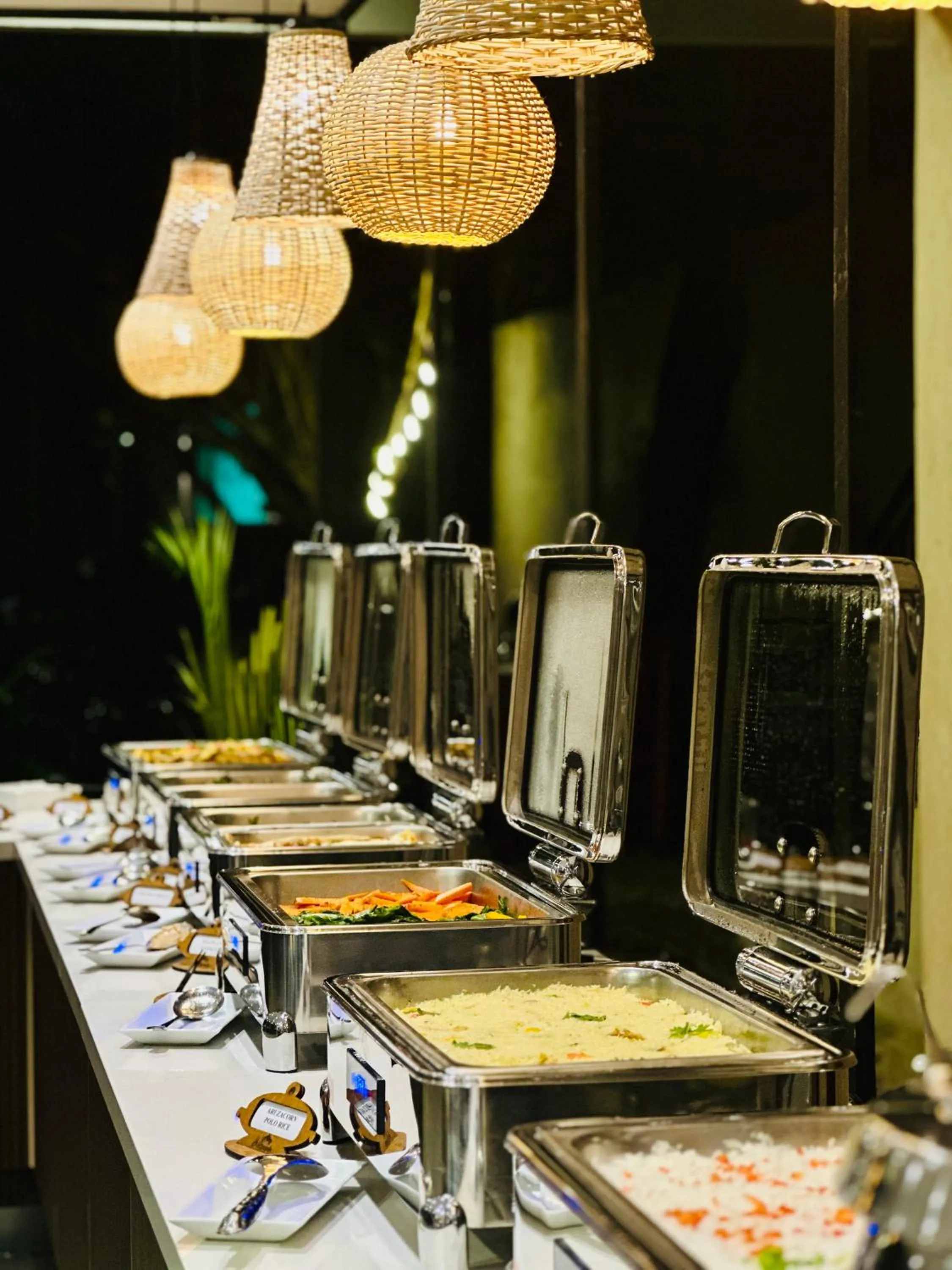 Restaurant/places to eat in Hotel Alakamanda