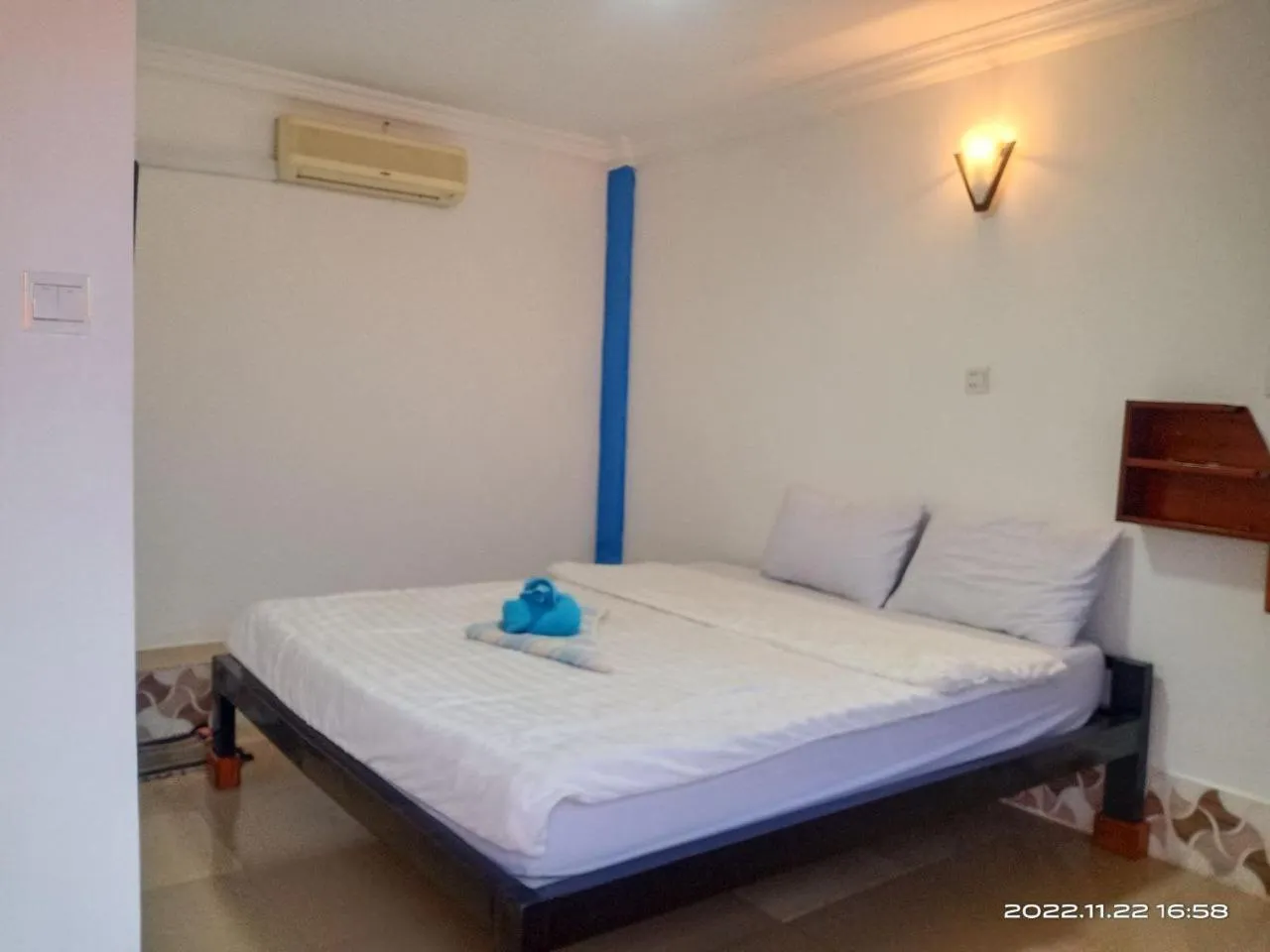 Bed in Silver Dolphin Guesthouse & Restaurant