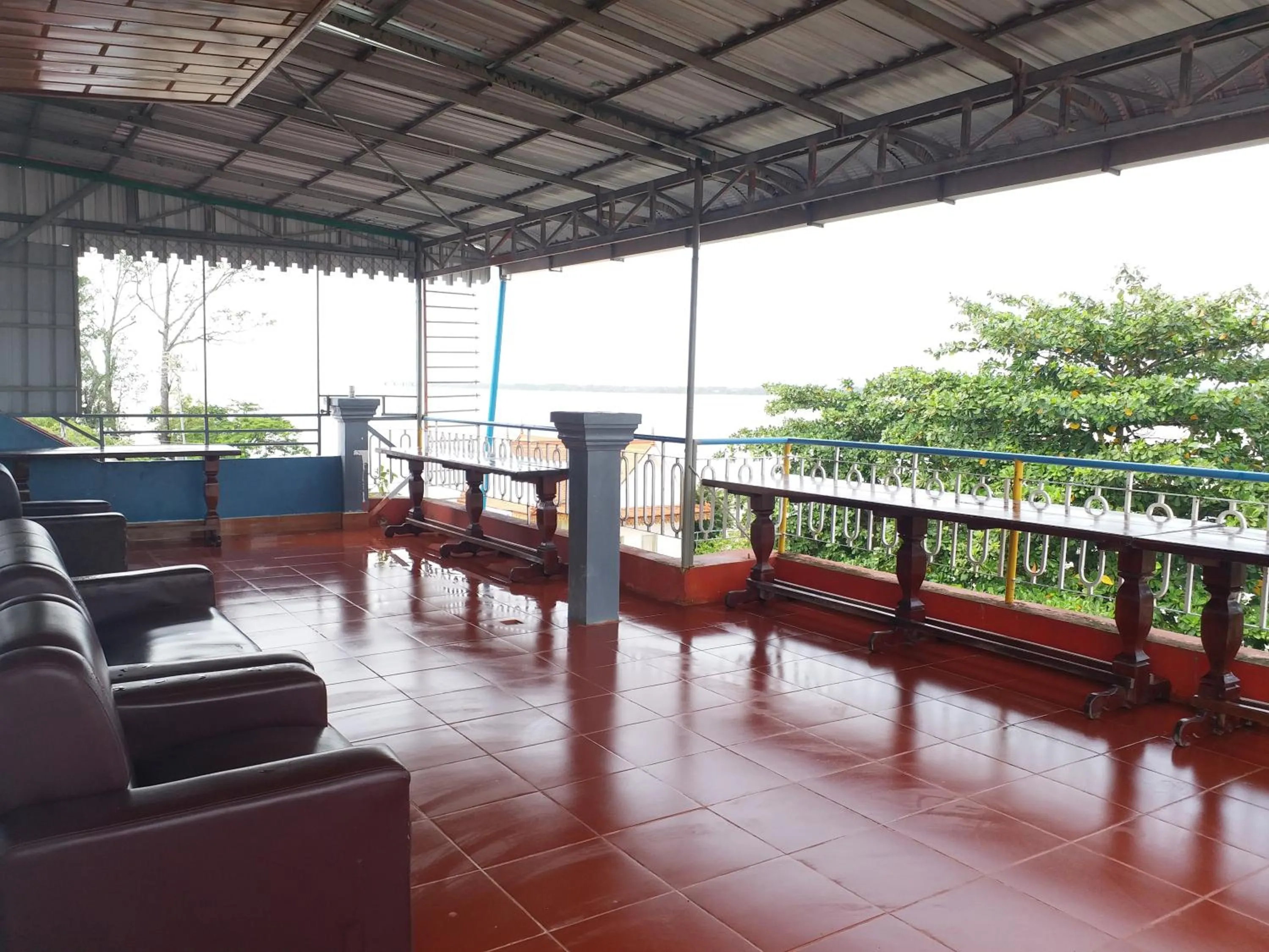 Restaurant/places to eat in Silver Dolphin Guesthouse & Restaurant