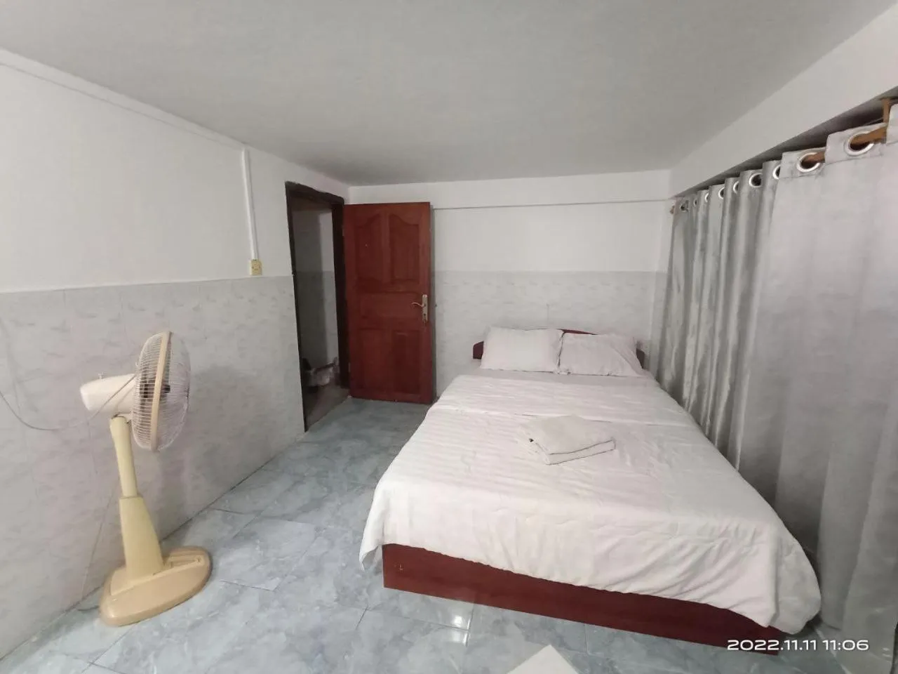 Bedroom, Bed in Silver Dolphin Guesthouse & Restaurant