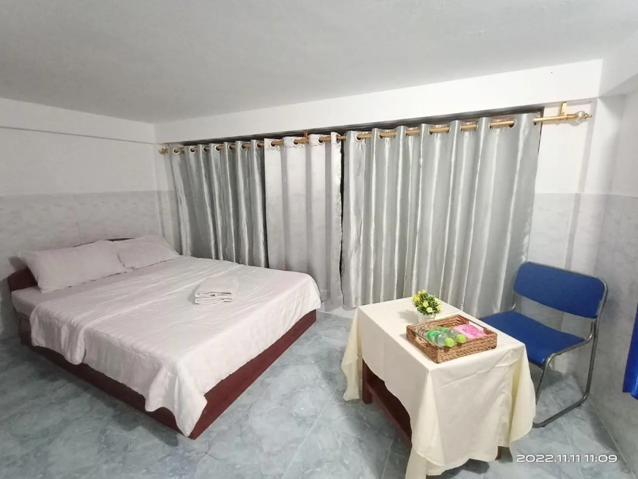 Bed in Silver Dolphin Guesthouse & Restaurant