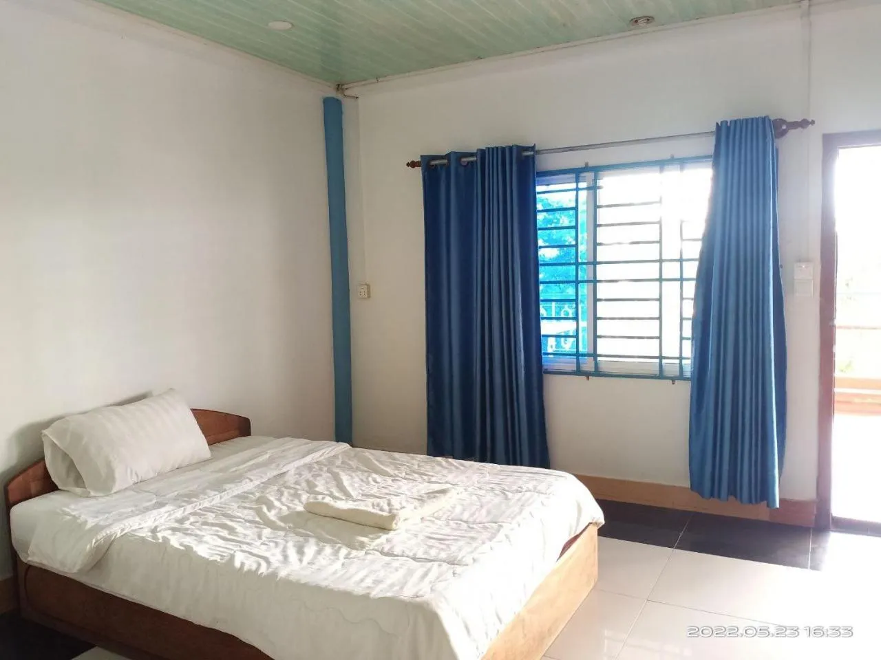 Bed in Silver Dolphin Guesthouse & Restaurant