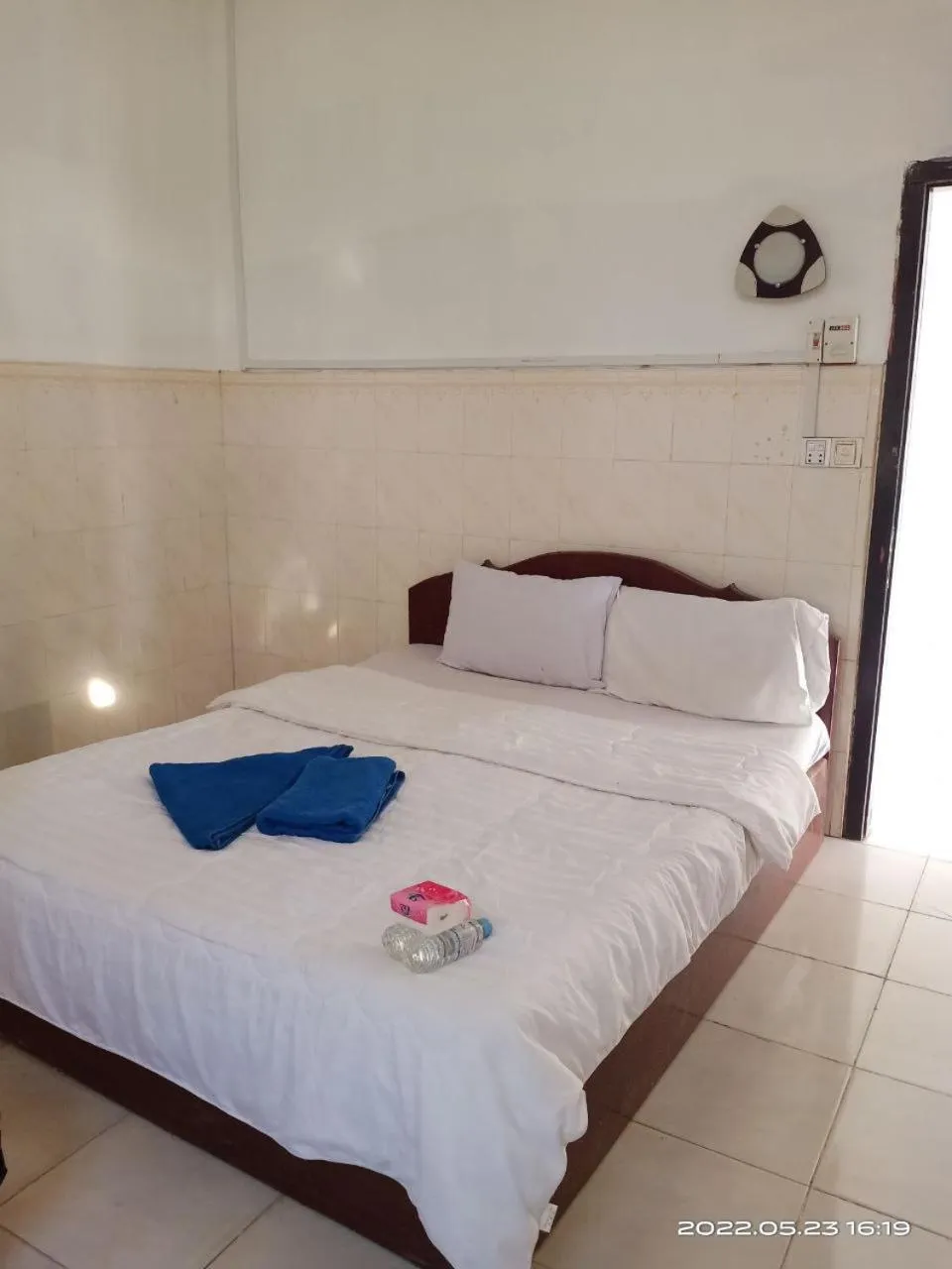 Bed in Silver Dolphin Guesthouse & Restaurant