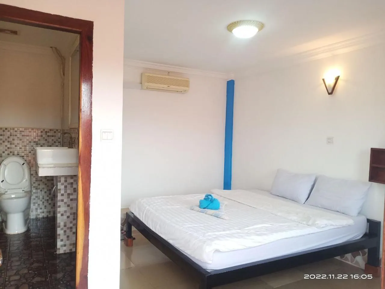 Bed in Silver Dolphin Guesthouse & Restaurant