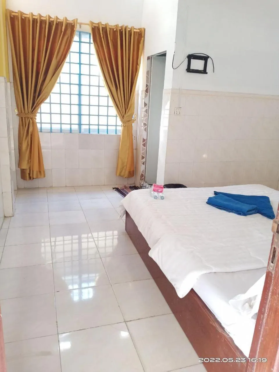 Bed in Silver Dolphin Guesthouse & Restaurant