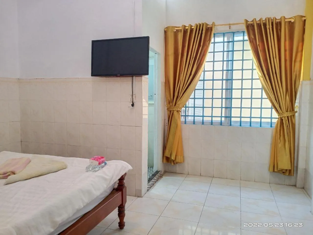 Bed in Silver Dolphin Guesthouse & Restaurant