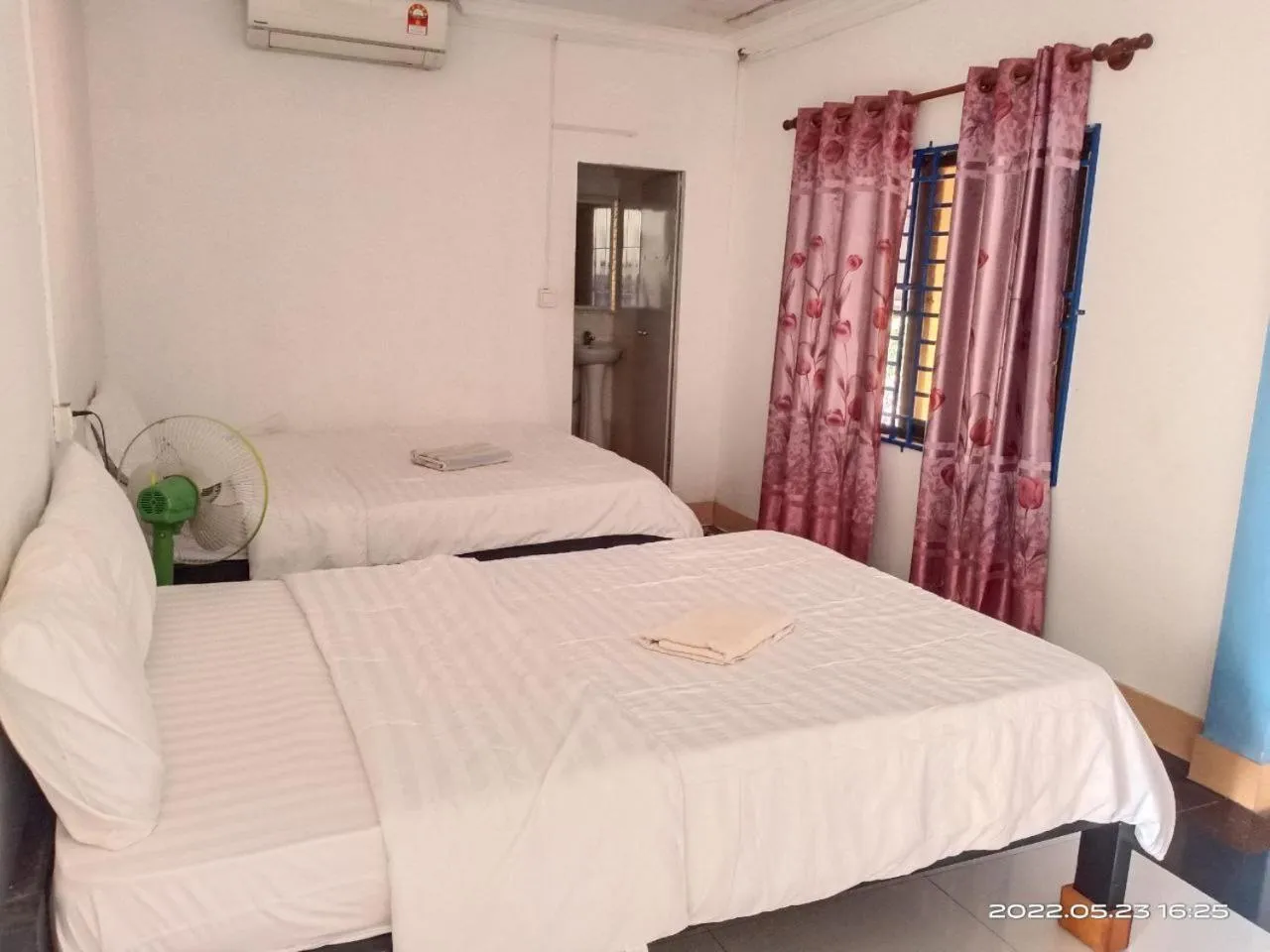 Bed in Silver Dolphin Guesthouse & Restaurant