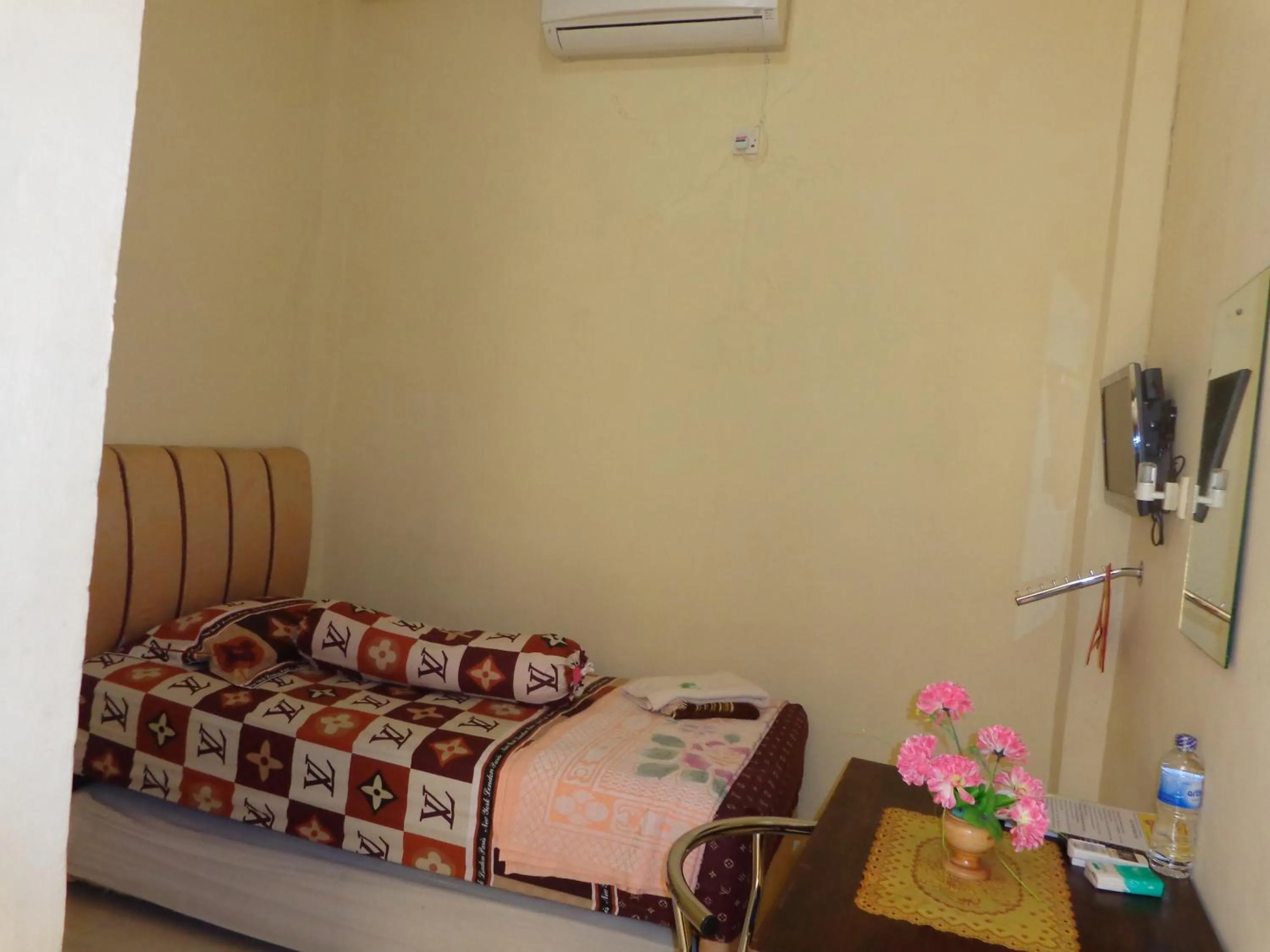 Bed in Hotel Musafir Inn