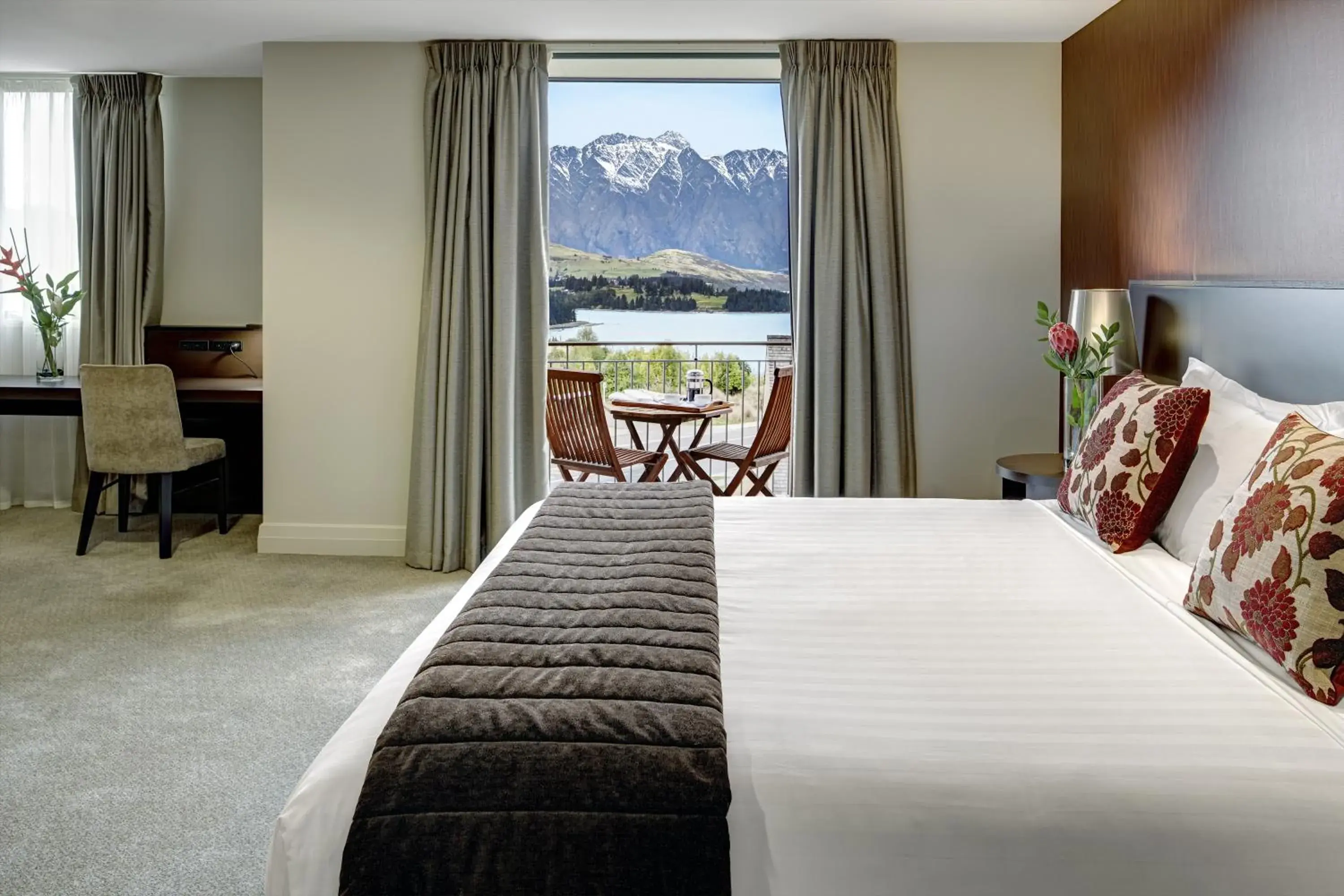 Deluxe Room Lakeview in Rendezvous Heritage Hotel Queenstown Deluxe Room Lakeview in Rendezvous Heritage Hotel Queenstown