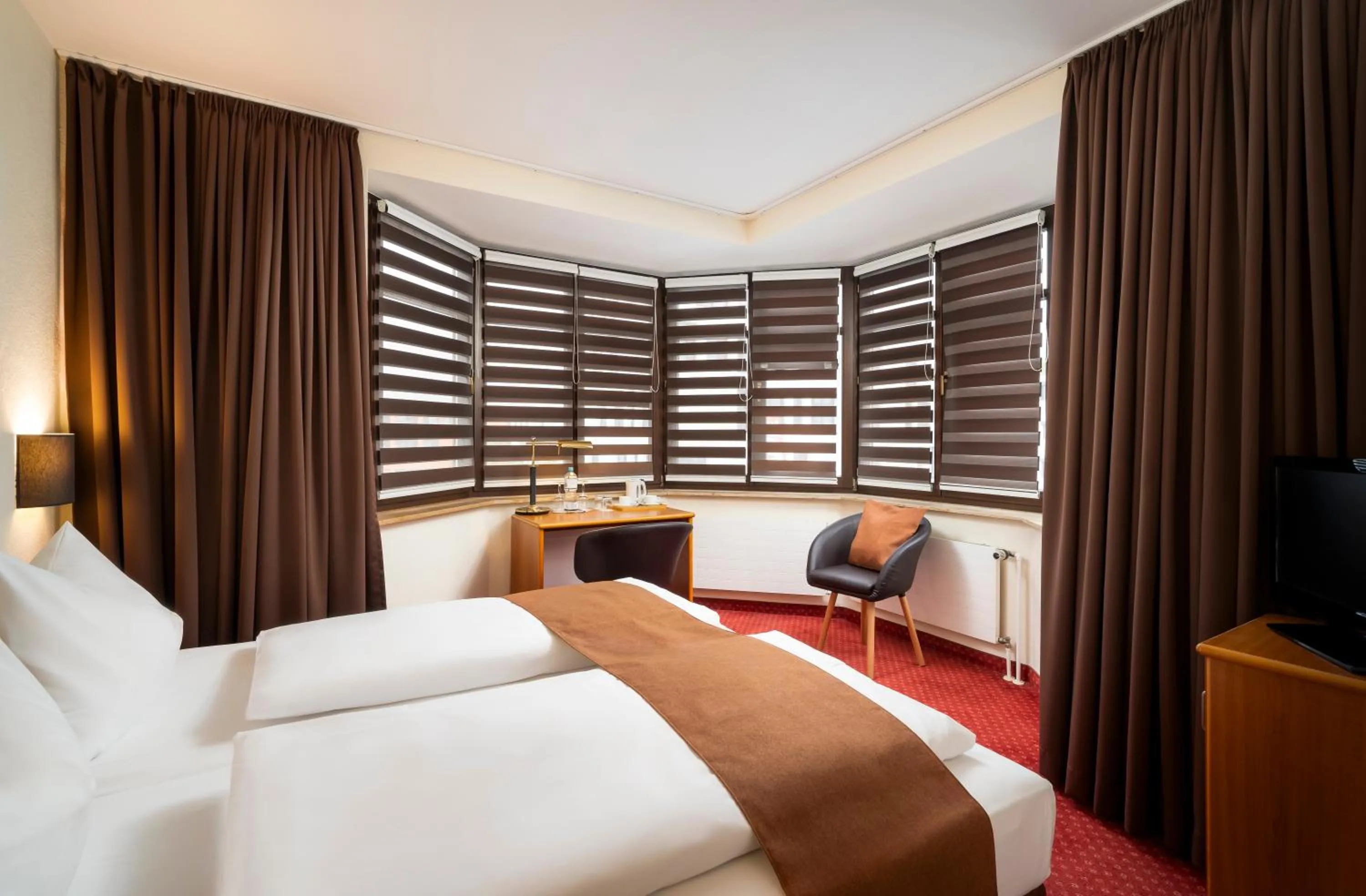 Photo of the whole room, Bed in ARKADEN Hotel Kelkheim