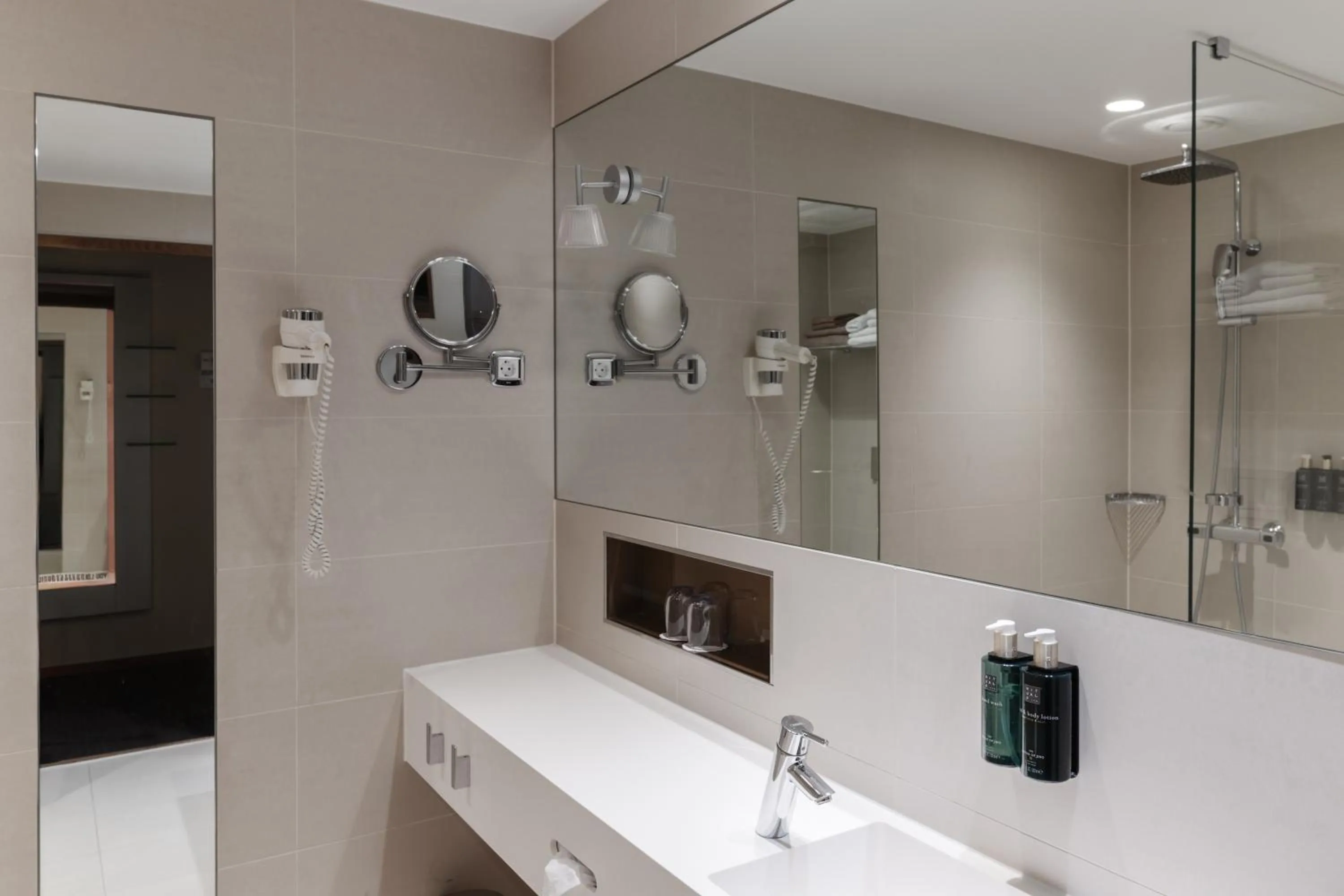 Shower in Clarion Hotel Arlanda Airport Terminal