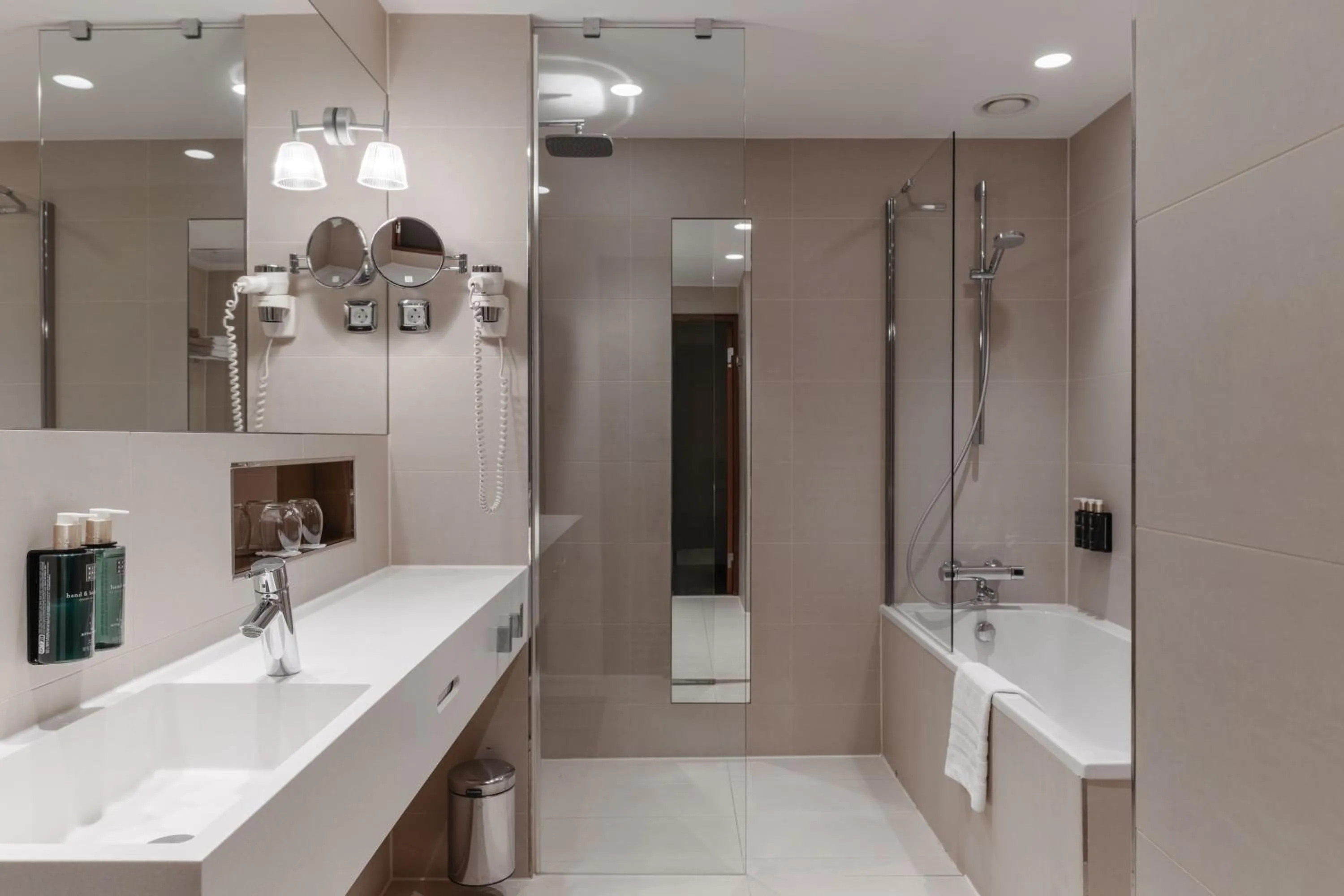 Shower in Clarion Hotel Arlanda Airport Terminal