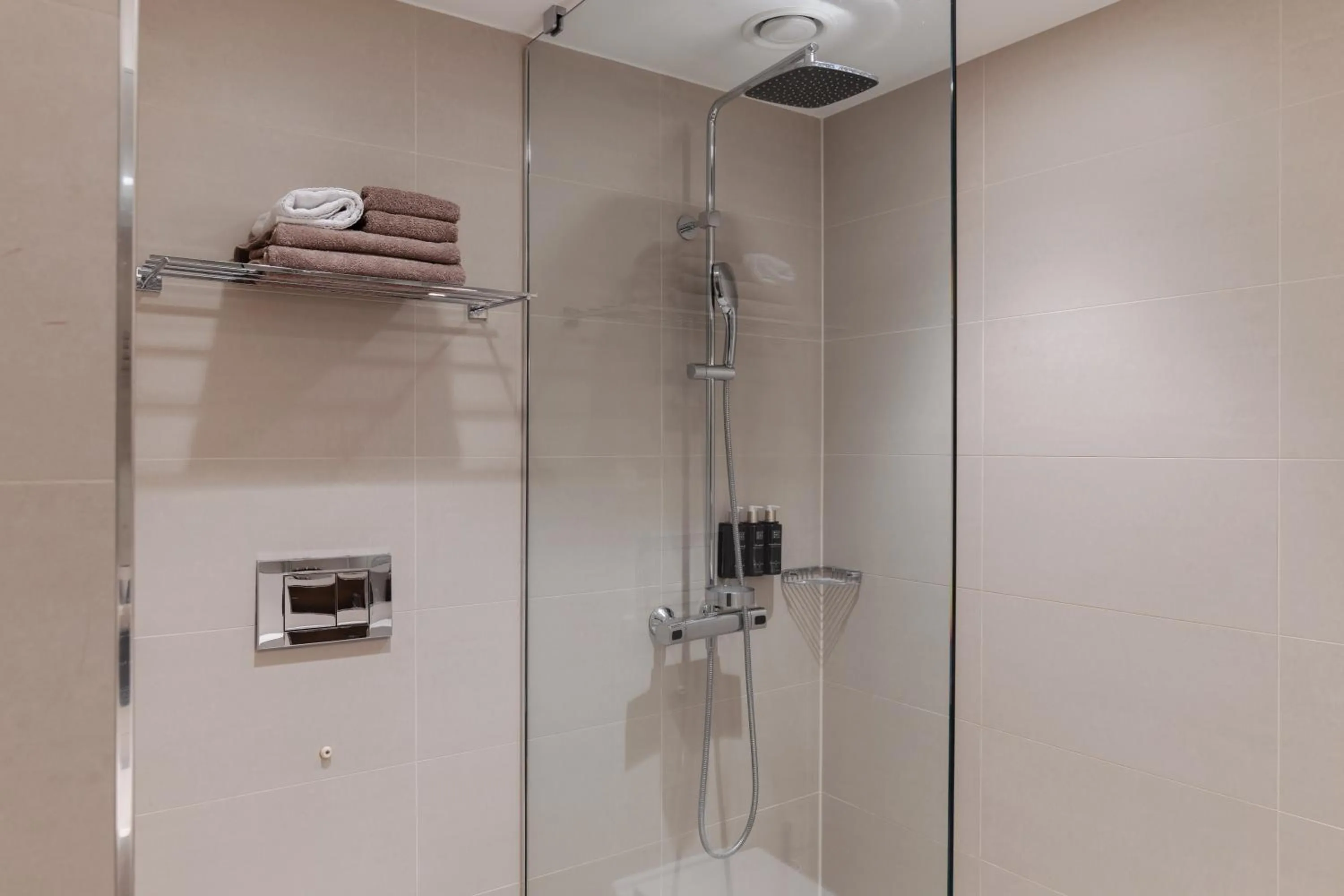 Shower in Clarion Hotel Arlanda Airport Terminal