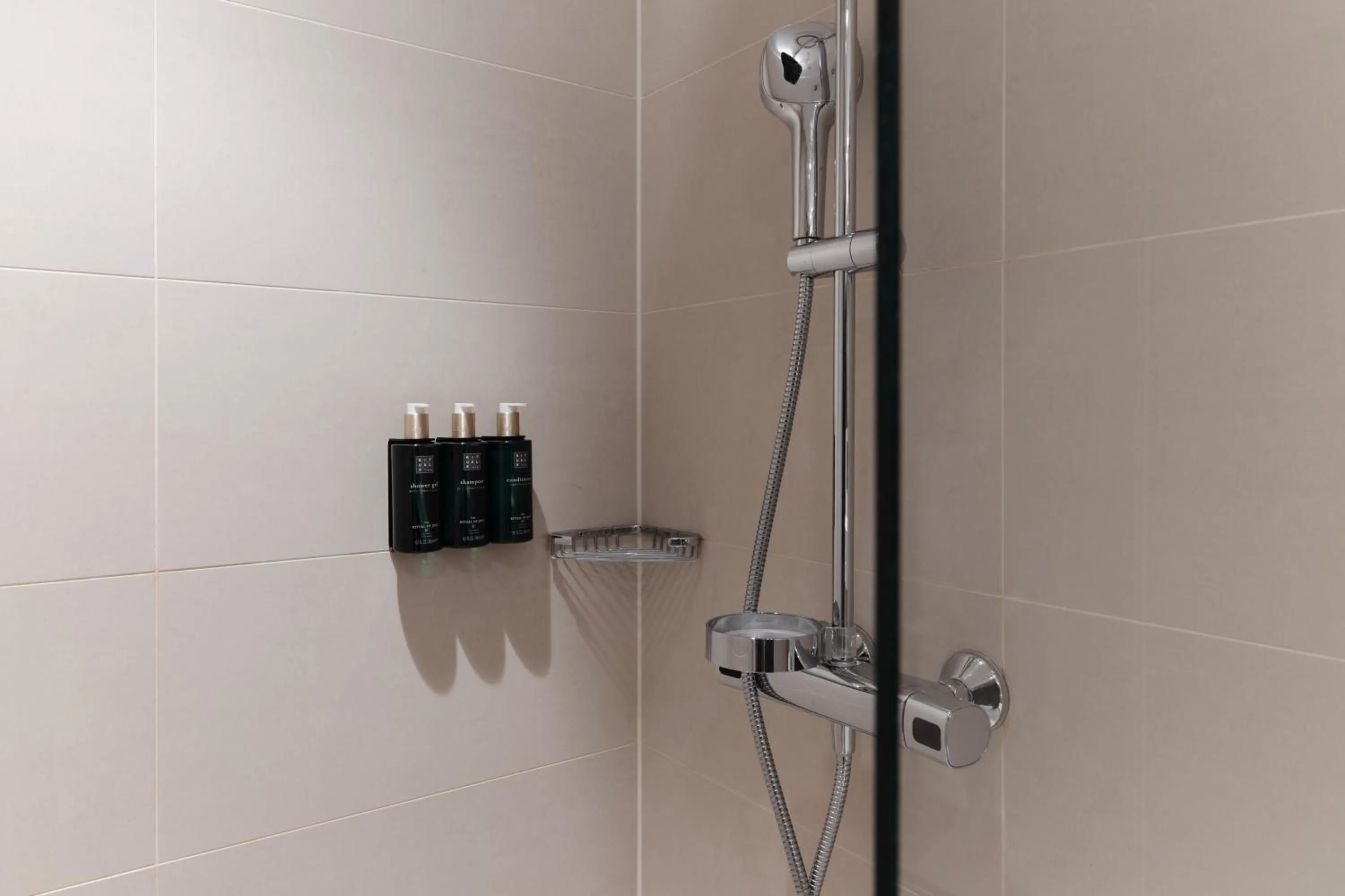 Shower in Clarion Hotel Arlanda Airport Terminal