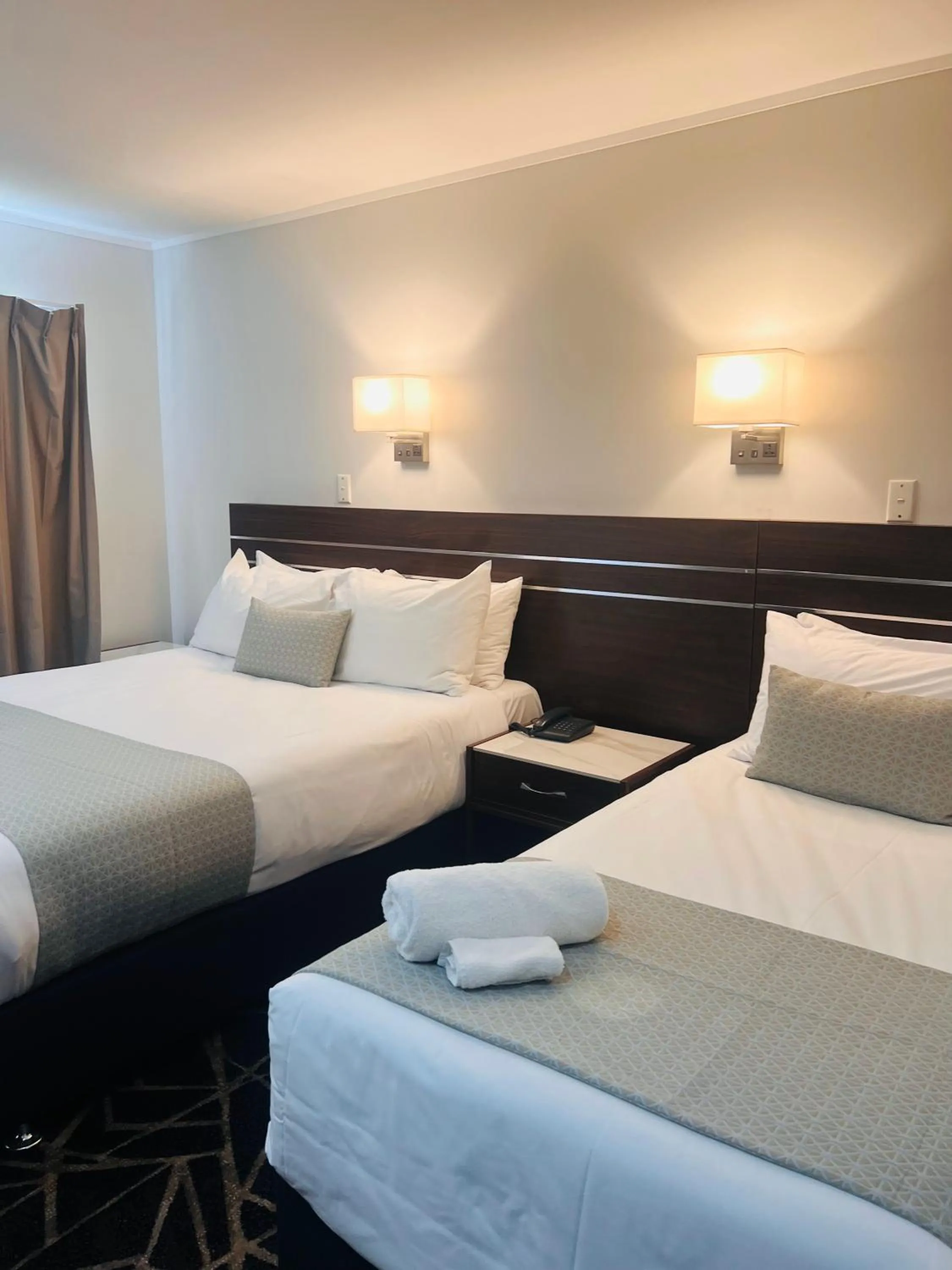 Photo of the whole room, Bed in Auckland Airport Kiwi Hotel